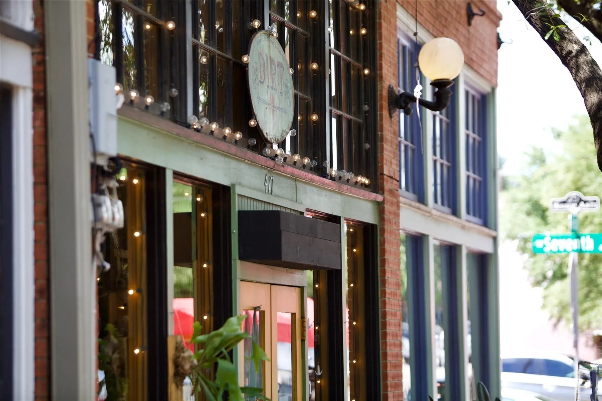     Enjoy close proximity to the eclectic dining, art galleries, nightlife, and local favorites that make the Bishop Arts District one of Dallas’ most sought-after destinations.