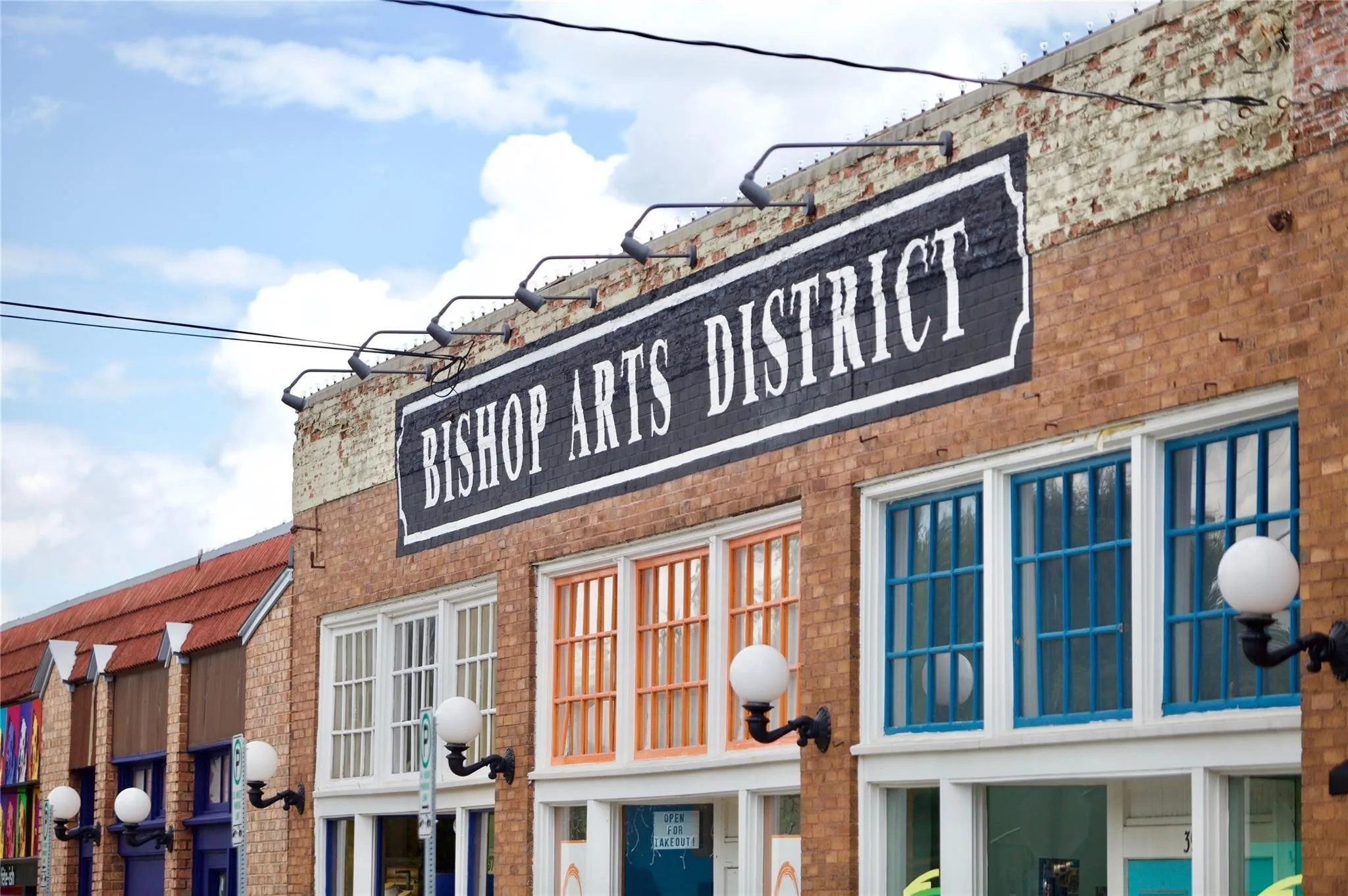     Minutes from the Bishop Arts District, home to some of Dallas’ favorite local restaurants, coffee shops, boutiques, cocktail bars, and vibrant neighborhood patios.