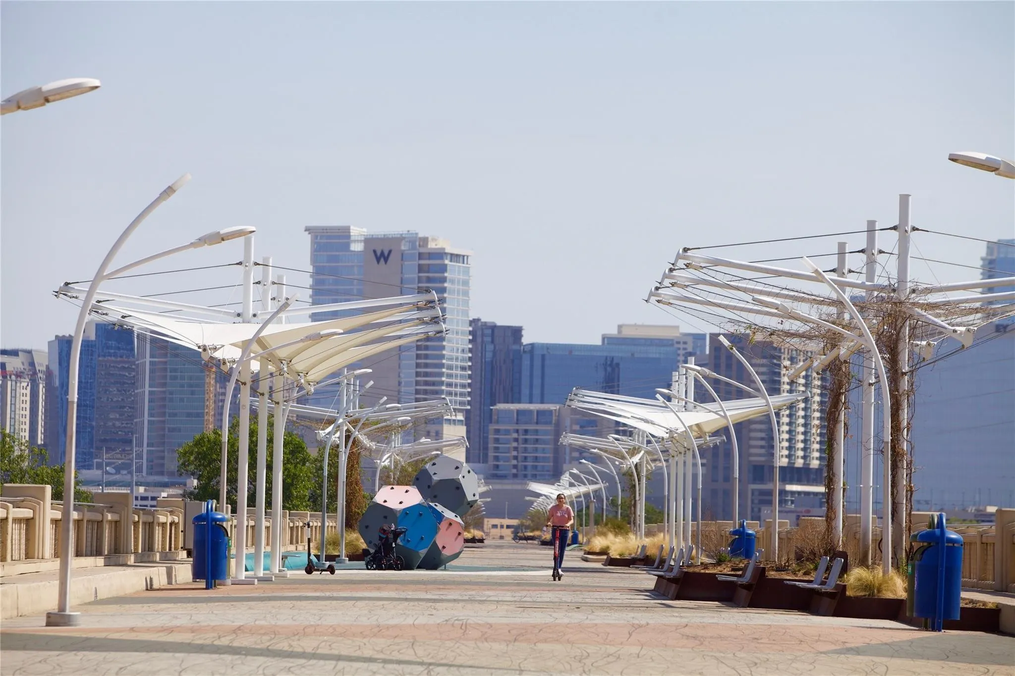     Easy access to downtown Dallas, the Trinity Groves area, and the scenic Margaret Hunt Hill Bridge pedestrian trail system.