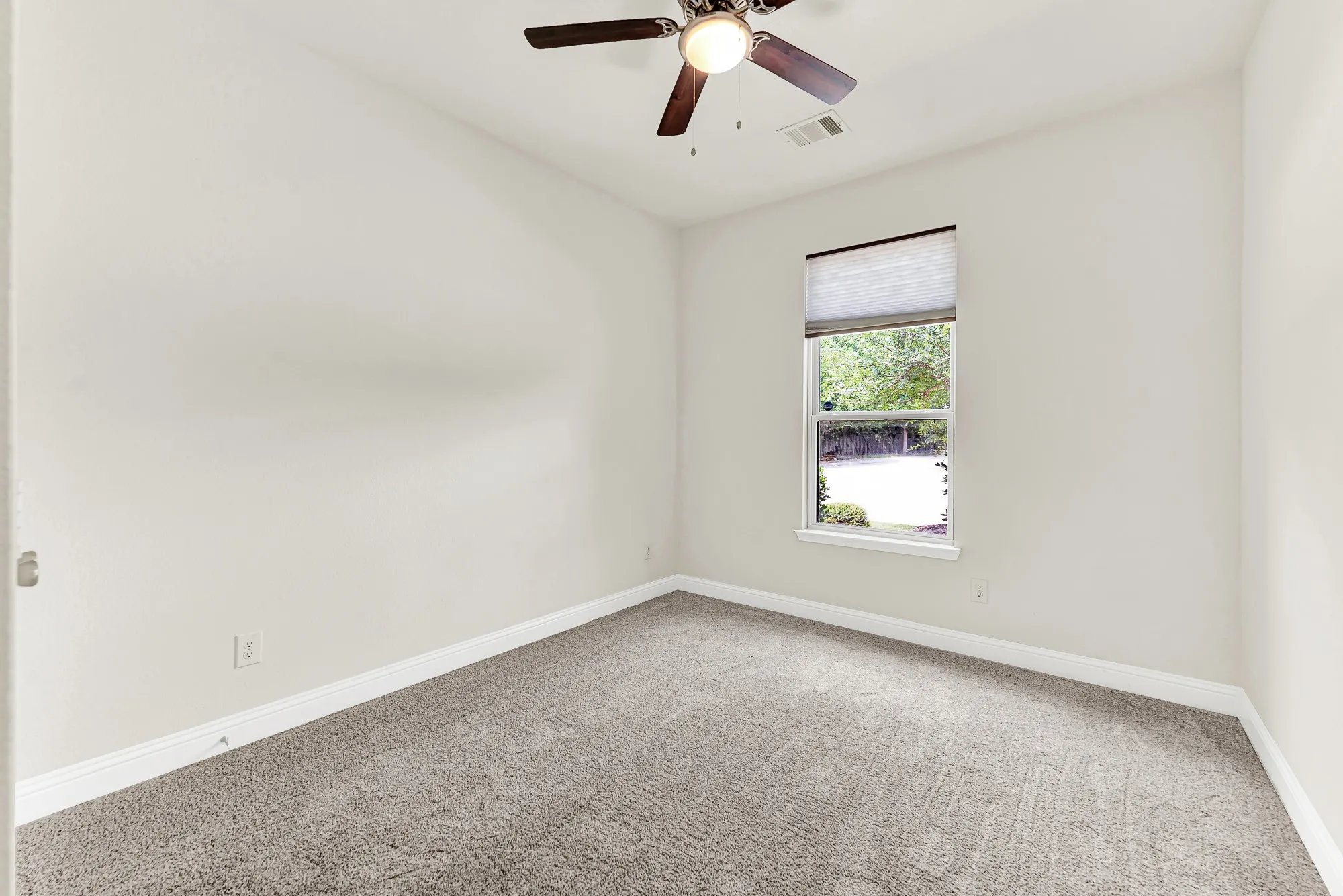 The high, crisp ceiling line gives this cozy bedroom an surprisingly open and expansive feeling. It serves as a calm, inviting sanctuary where family members or visitors can easily settle in for a restful night.