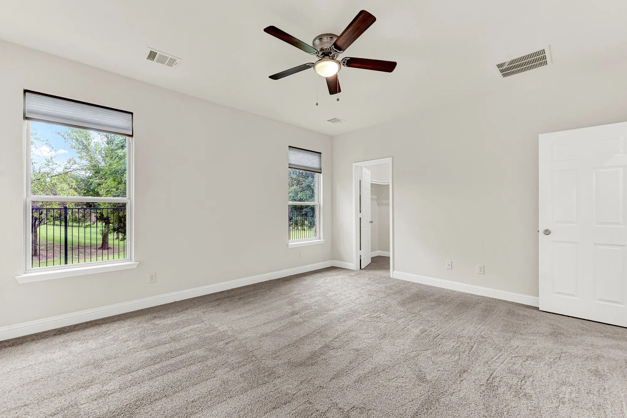 The airy, high-ceiling design maximizes the feeling of openness, offering a crisp, clean canvas for your personal style. Imagine spending a slow, quiet weekend morning here, enjoying the gentle light filtering through the windows.