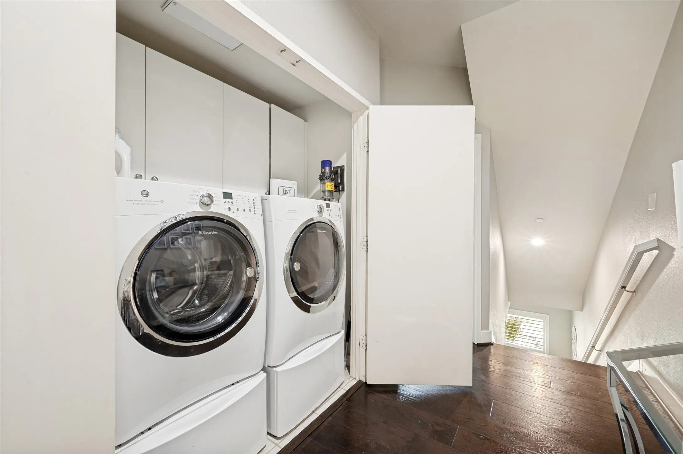 Townhouse For Rent in Dallas County , 3205 State Street 10, Dallas, Texas 75204, 3 Bedroom, 4 Bathroom, 2 Garage spaces, 2,400 Sqft, built in 2006, mls#21293443, Real Estate Agent in Dallas, Homes For Rent in Dallas county, Homes For Rent in Dallas, Realtor in Dallas Texas, Real Estate Brokerage Independent Realty Texas, Luminita Cordes Realtor