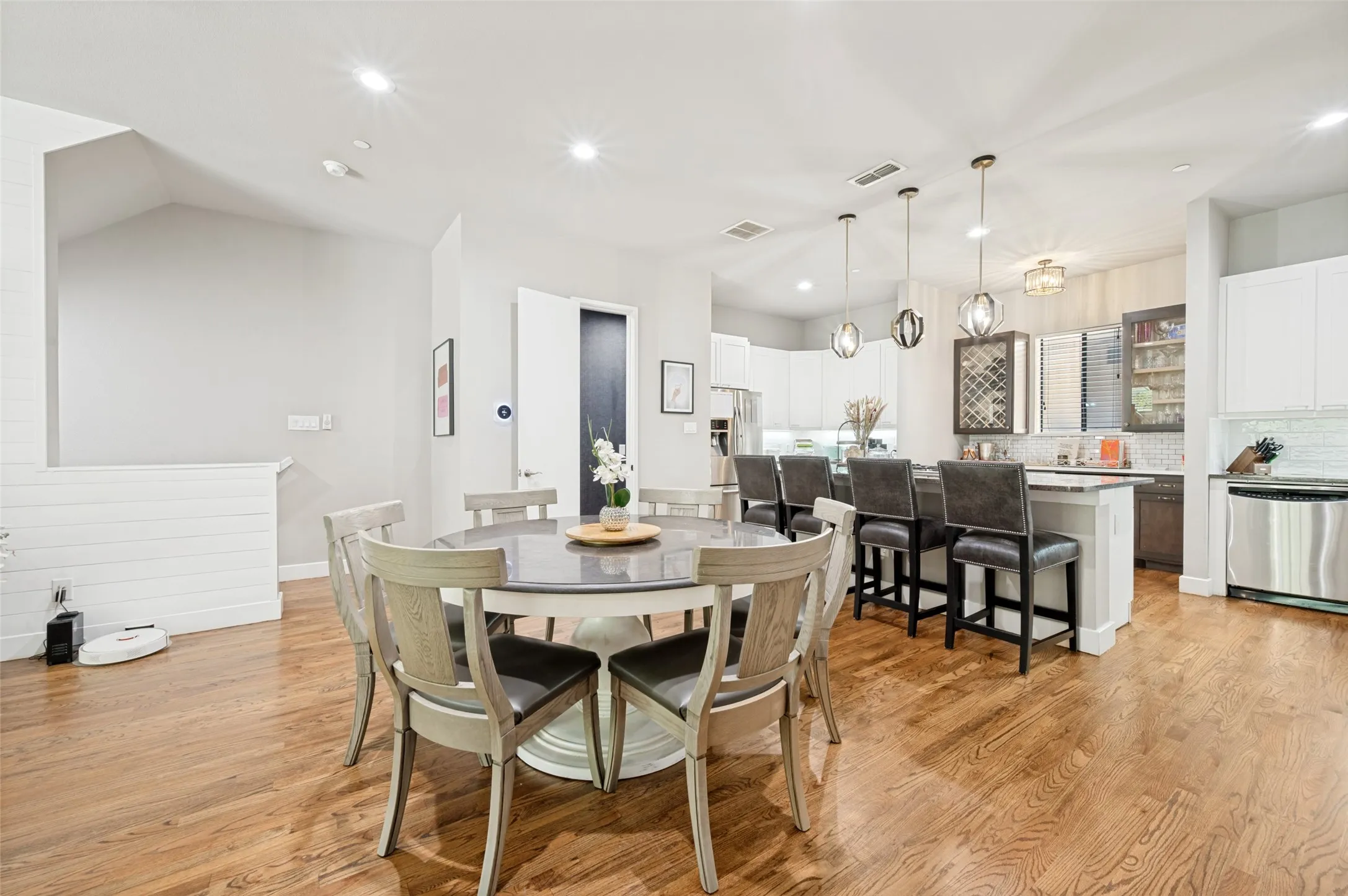 Townhouse For Rent in Dallas County , 3205 State Street 10, Dallas, Texas 75204, 3 Bedroom, 4 Bathroom, 2 Garage spaces, 2,400 Sqft, built in 2006, mls#21293443, Real Estate Agent in Dallas, Homes For Rent in Dallas county, Homes For Rent in Dallas, Realtor in Dallas Texas, Real Estate Brokerage Independent Realty Texas, Luminita Cordes Realtor