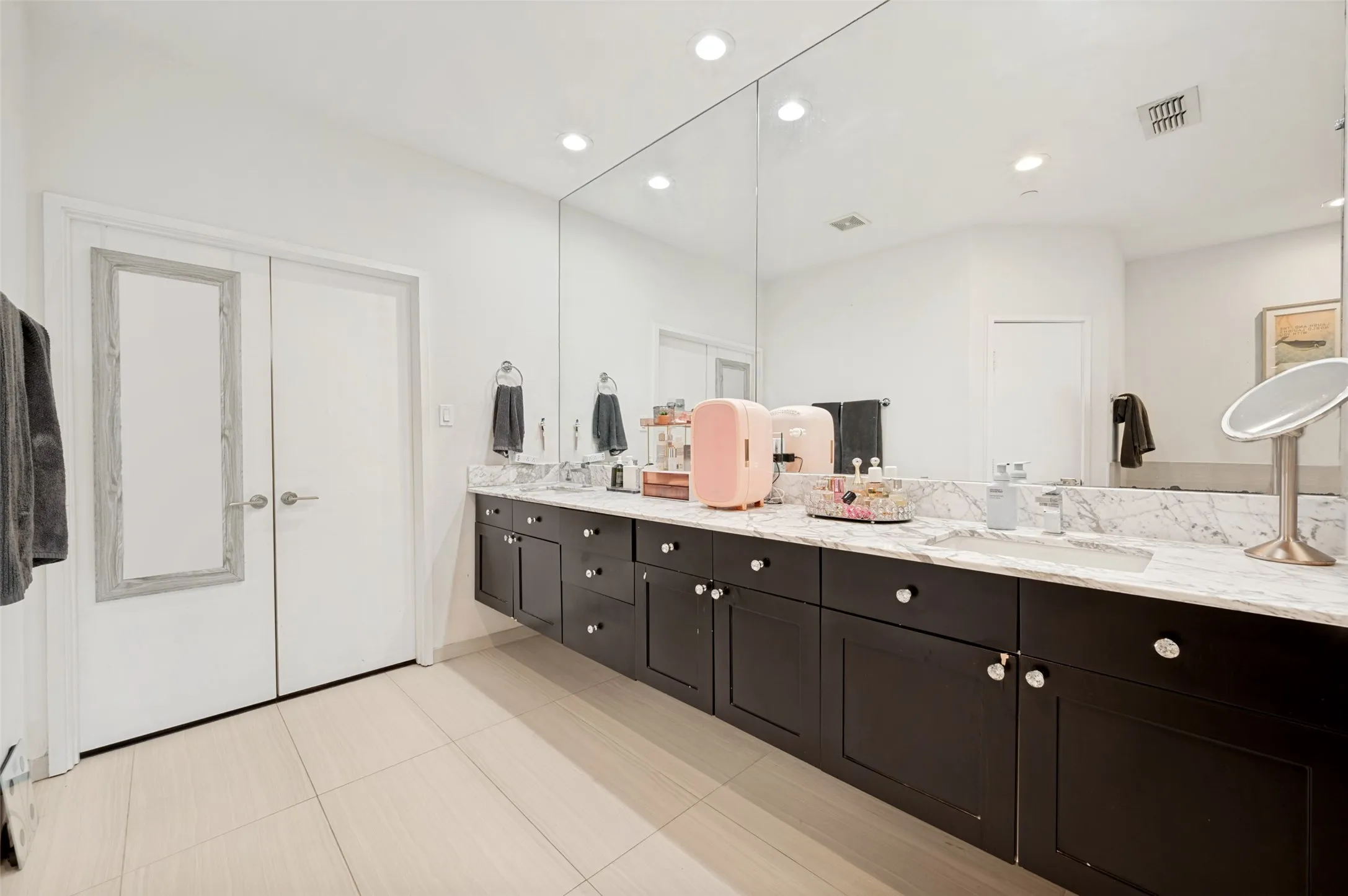 Townhouse For Rent in Dallas County , 3205 State Street 10, Dallas, Texas 75204, 3 Bedroom, 4 Bathroom, 2 Garage spaces, 2,400 Sqft, built in 2006, mls#21293443, Real Estate Agent in Dallas, Homes For Rent in Dallas county, Homes For Rent in Dallas, Realtor in Dallas Texas, Real Estate Brokerage Independent Realty Texas, Luminita Cordes Realtor