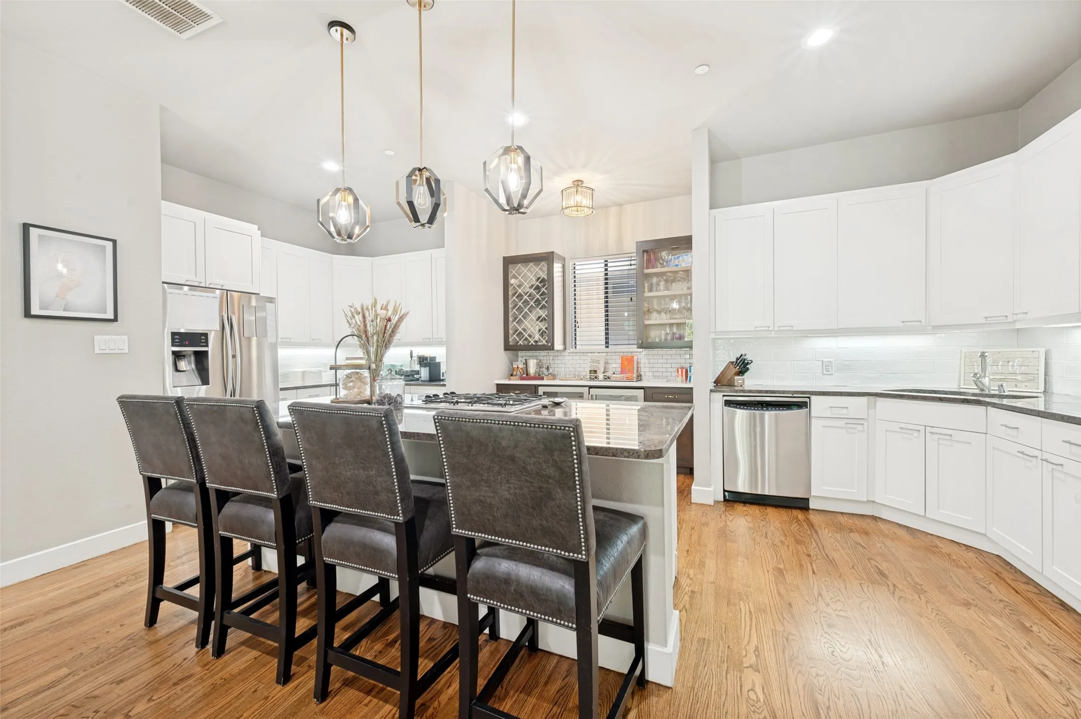 Townhouse For Rent in Dallas County , 3205 State Street 10, Dallas, Texas 75204, 3 Bedroom, 4 Bathroom, 2 Garage spaces, 2,400 Sqft, built in 2006, mls#21293443, Real Estate Agent in Dallas, Homes For Rent in Dallas county, Homes For Rent in Dallas, Realtor in Dallas Texas, Real Estate Brokerage Independent Realty Texas, Luminita Cordes Realtor