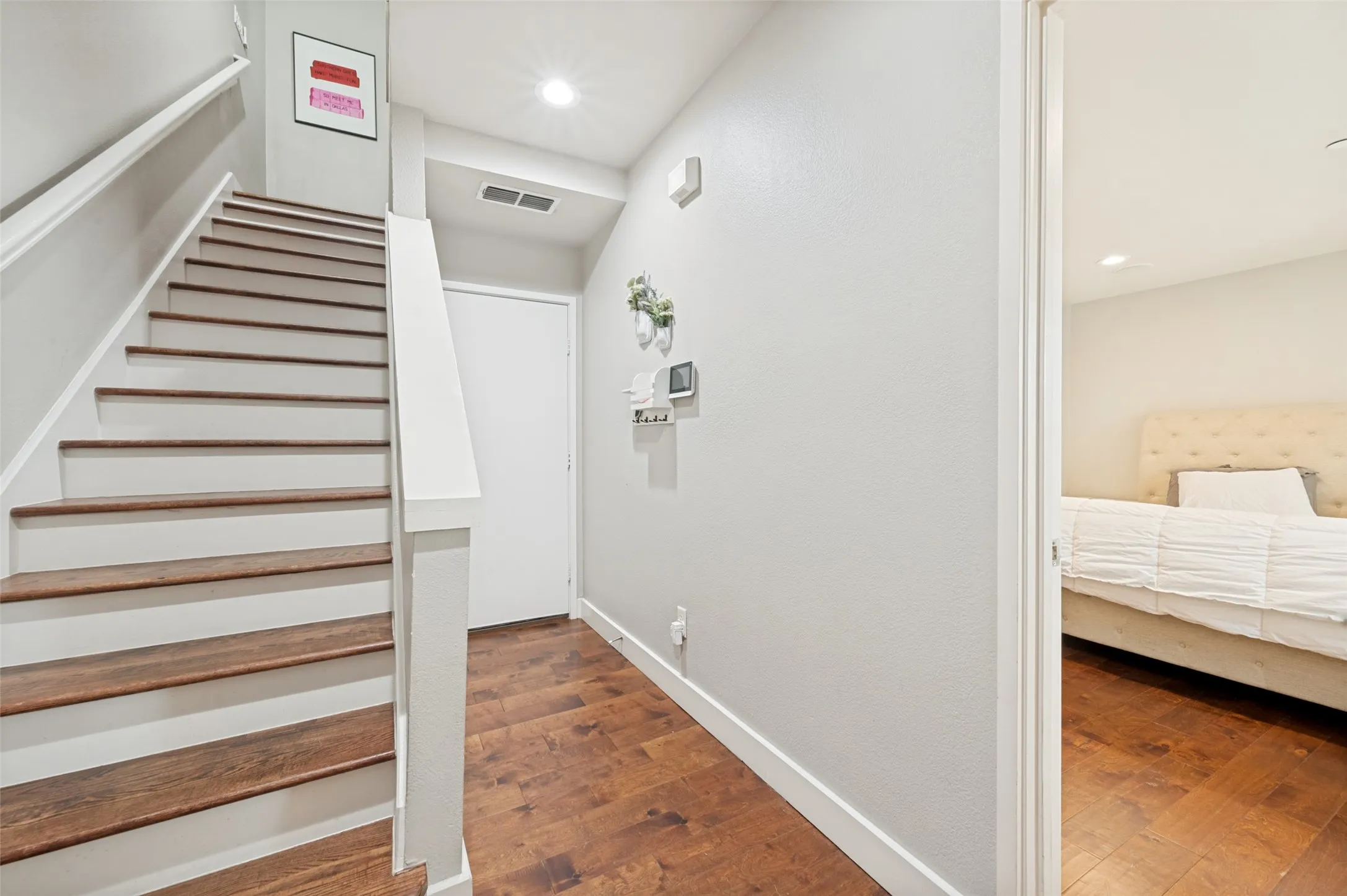 Townhouse For Rent in Dallas County , 3205 State Street 10, Dallas, Texas 75204, 3 Bedroom, 4 Bathroom, 2 Garage spaces, 2,400 Sqft, built in 2006, mls#21293443, Real Estate Agent in Dallas, Homes For Rent in Dallas county, Homes For Rent in Dallas, Realtor in Dallas Texas, Real Estate Brokerage Independent Realty Texas, Luminita Cordes Realtor
