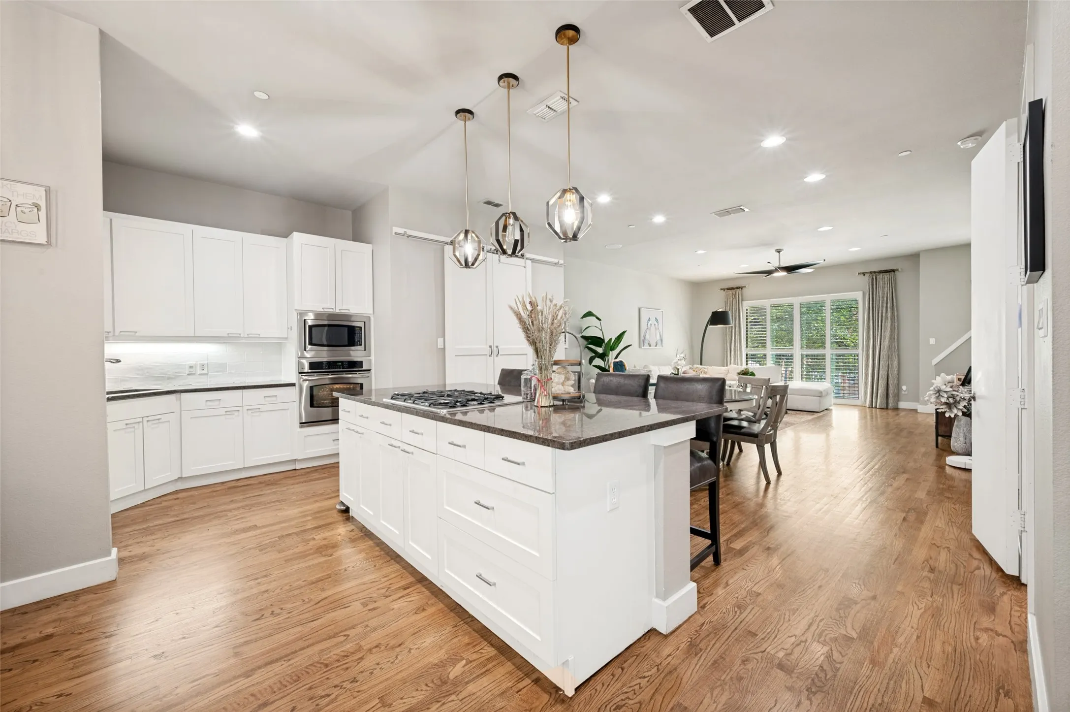 Townhouse For Rent in Dallas County , 3205 State Street 10, Dallas, Texas 75204, 3 Bedroom, 4 Bathroom, 2 Garage spaces, 2,400 Sqft, built in 2006, mls#21293443, Real Estate Agent in Dallas, Homes For Rent in Dallas county, Homes For Rent in Dallas, Realtor in Dallas Texas, Real Estate Brokerage Independent Realty Texas, Luminita Cordes Realtor