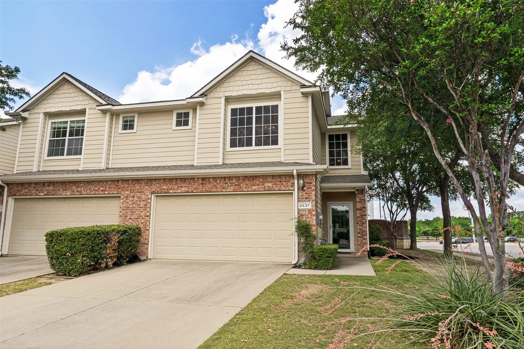 Townhouse For Sale in Collin County , 8537 Brunswick Drive, Plano, Texas 75024, 2 Bedroom, 3 Bathroom, 2 Garage spaces, 1,315 Sqft, built in 2005, mls#21292941, Real Estate Agent in Plano, Homes For Sale in Collin county, Homes For Sale in Plano, Realtor in Plano Texas, Real Estate Brokerage Independent Realty Texas, Luminita Cordes Realtor