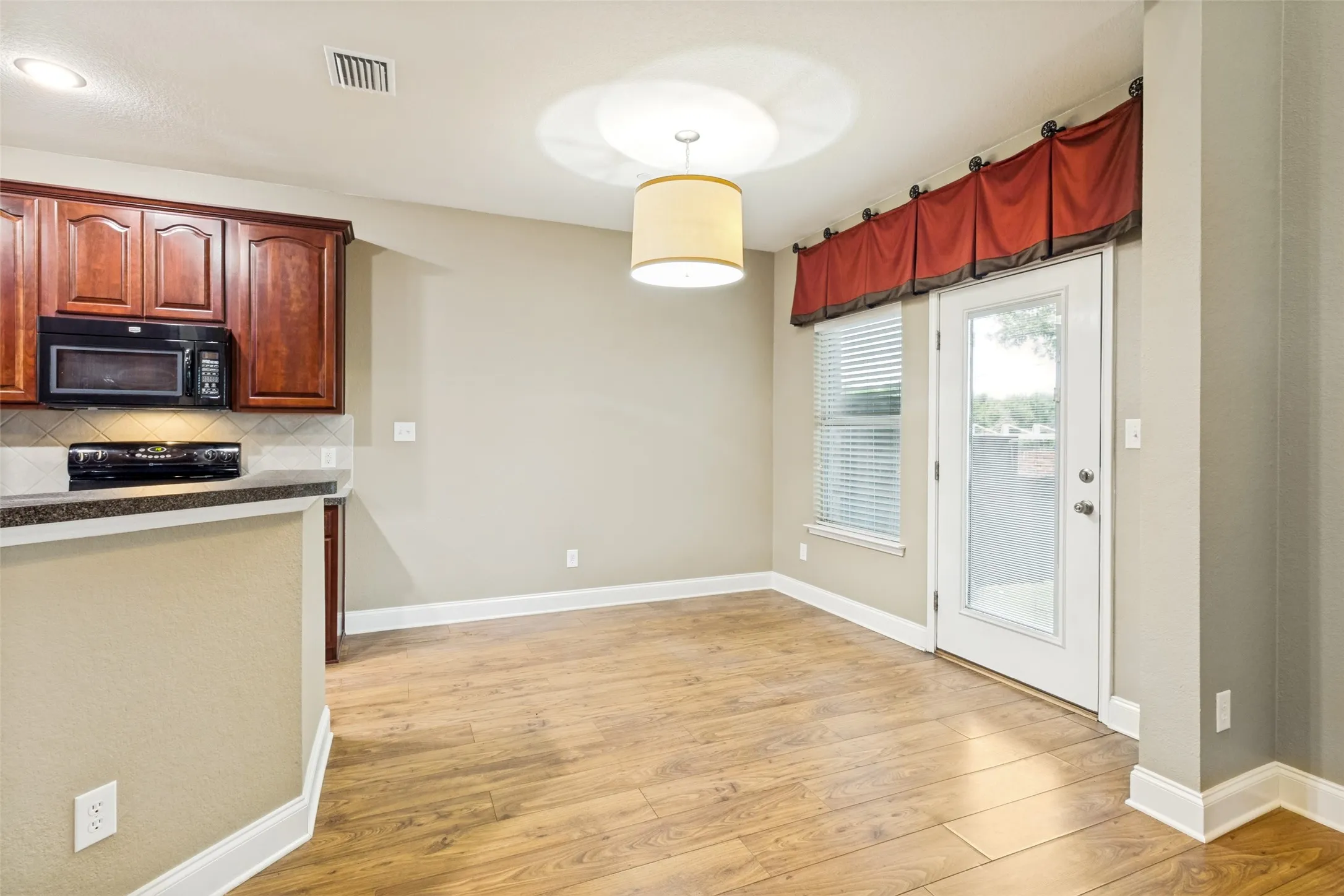 Townhouse For Sale in Collin County , 8537 Brunswick Drive, Plano, Texas 75024, 2 Bedroom, 3 Bathroom, 2 Garage spaces, 1,315 Sqft, built in 2005, mls#21292941, Real Estate Agent in Plano, Homes For Sale in Collin county, Homes For Sale in Plano, Realtor in Plano Texas, Real Estate Brokerage Independent Realty Texas, Luminita Cordes Realtor