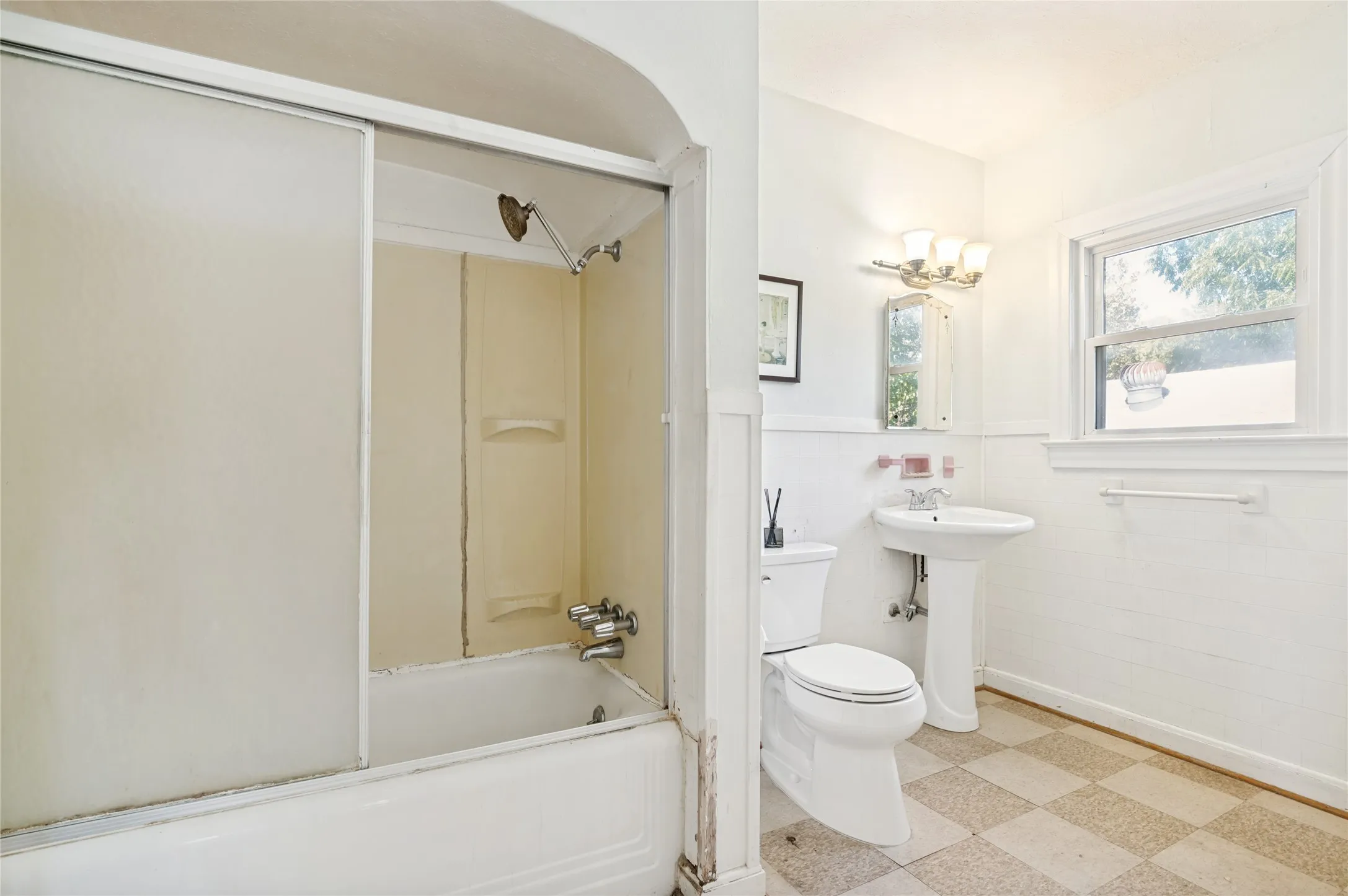 Single Family Residence For Sale in Dallas County , 2741 Catherine Street, Dallas, Texas 75211, 2 Bedroom, 2 Bathroom, 1 Garage spaces, 1,366 Sqft, built in 1936, mls#21287518, Real Estate Agent in Dallas, Homes For Sale in Dallas county, Homes For Sale in Dallas, Realtor in Dallas Texas, Real Estate Brokerage Independent Realty Texas, Luminita Cordes Realtor