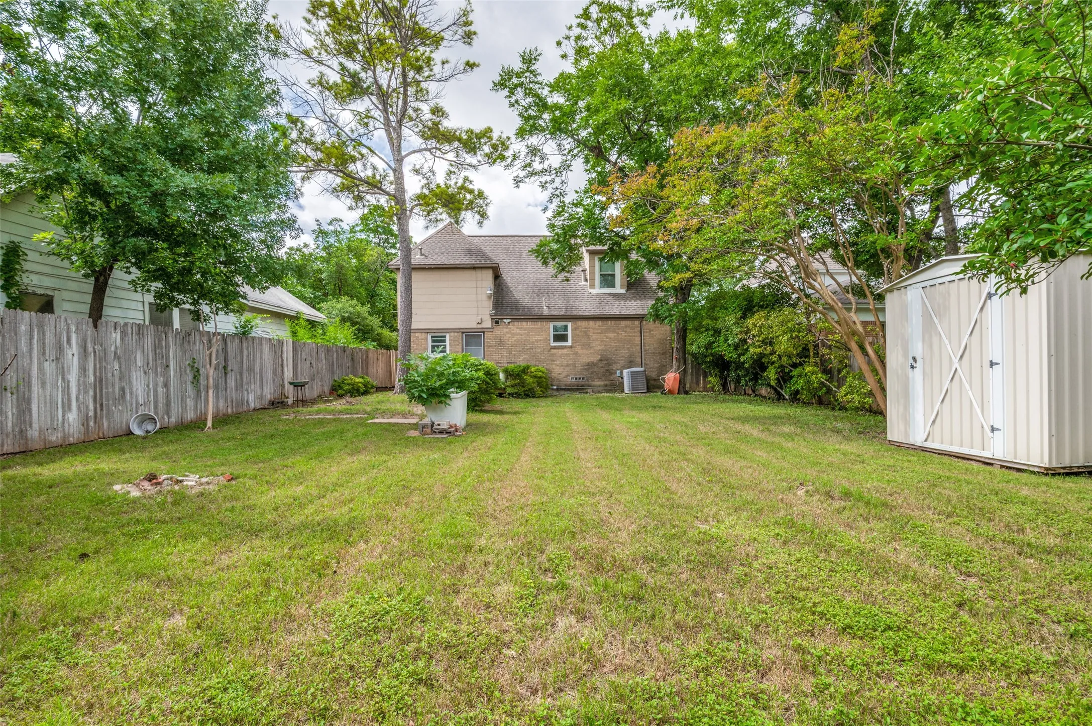 Single Family Residence For Sale in Dallas County , 2741 Catherine Street, Dallas, Texas 75211, 2 Bedroom, 2 Bathroom, 1 Garage spaces, 1,366 Sqft, built in 1936, mls#21287518, Real Estate Agent in Dallas, Homes For Sale in Dallas county, Homes For Sale in Dallas, Realtor in Dallas Texas, Real Estate Brokerage Independent Realty Texas, Luminita Cordes Realtor