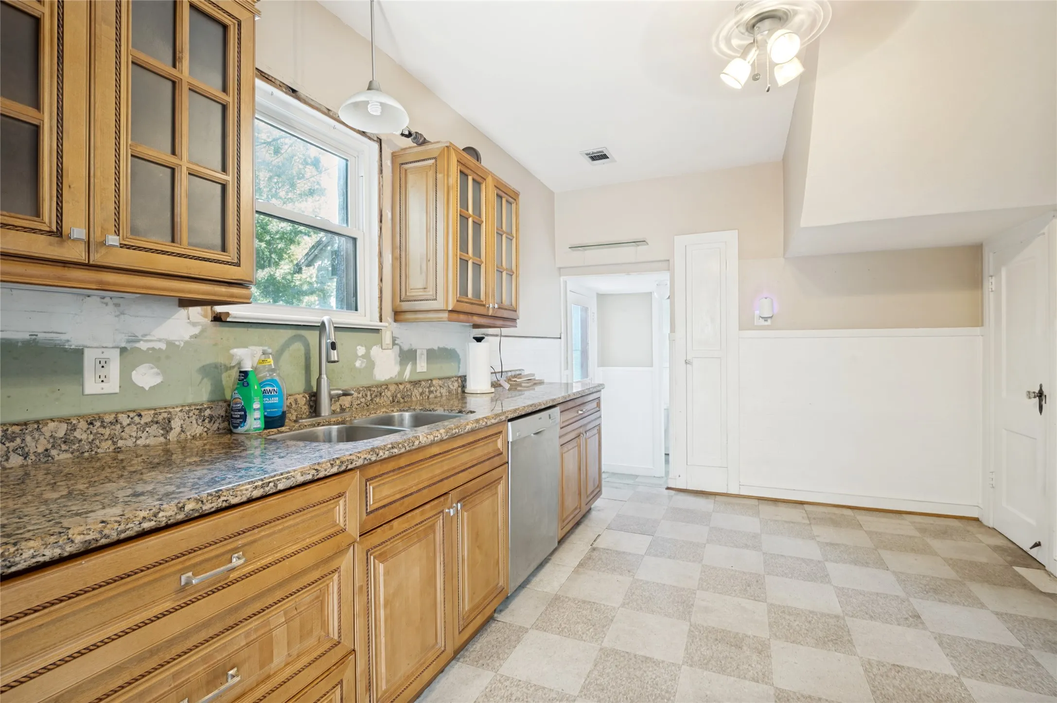 Single Family Residence For Sale in Dallas County , 2741 Catherine Street, Dallas, Texas 75211, 2 Bedroom, 2 Bathroom, 1 Garage spaces, 1,366 Sqft, built in 1936, mls#21287518, Real Estate Agent in Dallas, Homes For Sale in Dallas county, Homes For Sale in Dallas, Realtor in Dallas Texas, Real Estate Brokerage Independent Realty Texas, Luminita Cordes Realtor