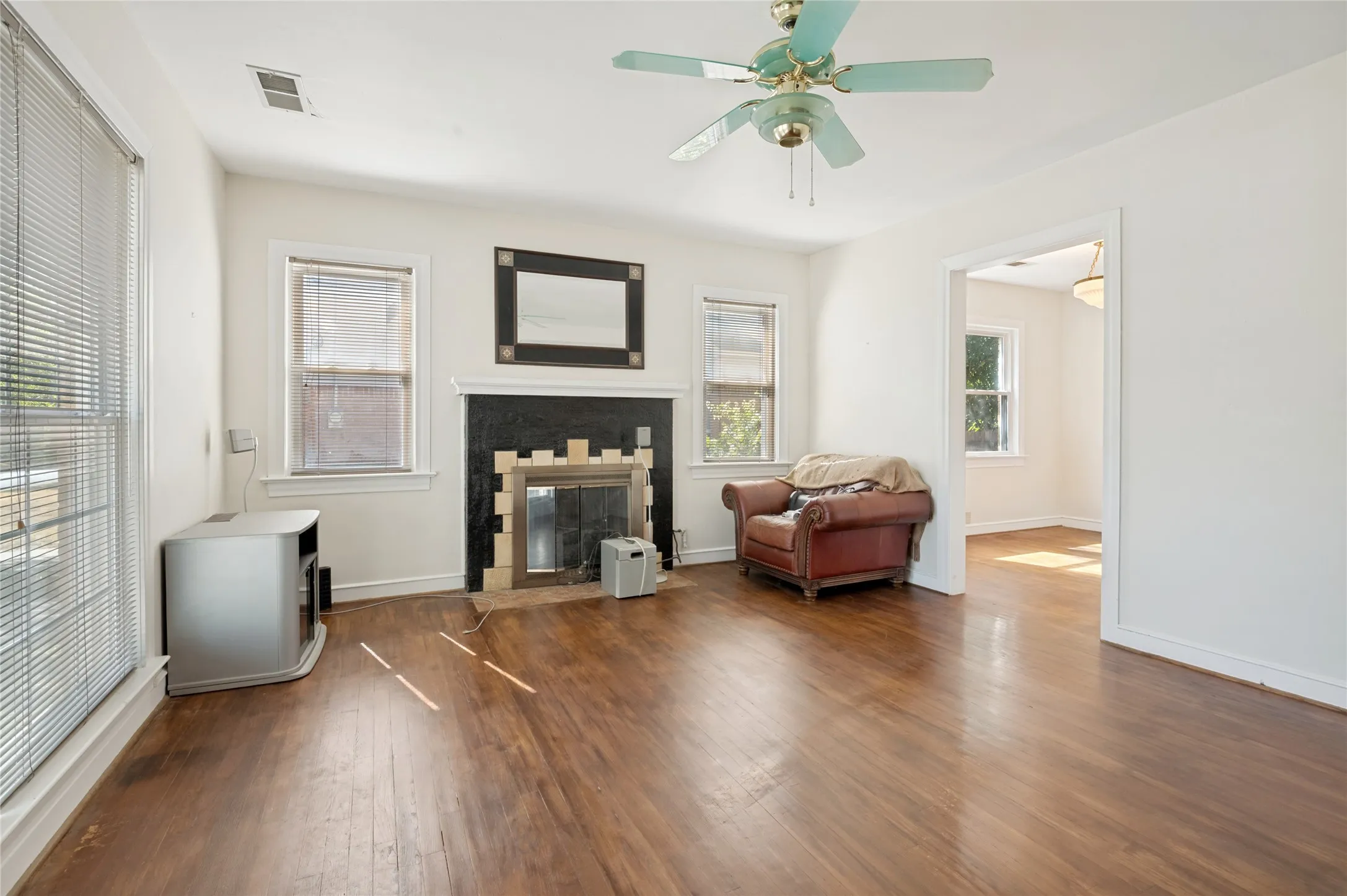 Single Family Residence For Sale in Dallas County , 2741 Catherine Street, Dallas, Texas 75211, 2 Bedroom, 2 Bathroom, 1 Garage spaces, 1,366 Sqft, built in 1936, mls#21287518, Real Estate Agent in Dallas, Homes For Sale in Dallas county, Homes For Sale in Dallas, Realtor in Dallas Texas, Real Estate Brokerage Independent Realty Texas, Luminita Cordes Realtor