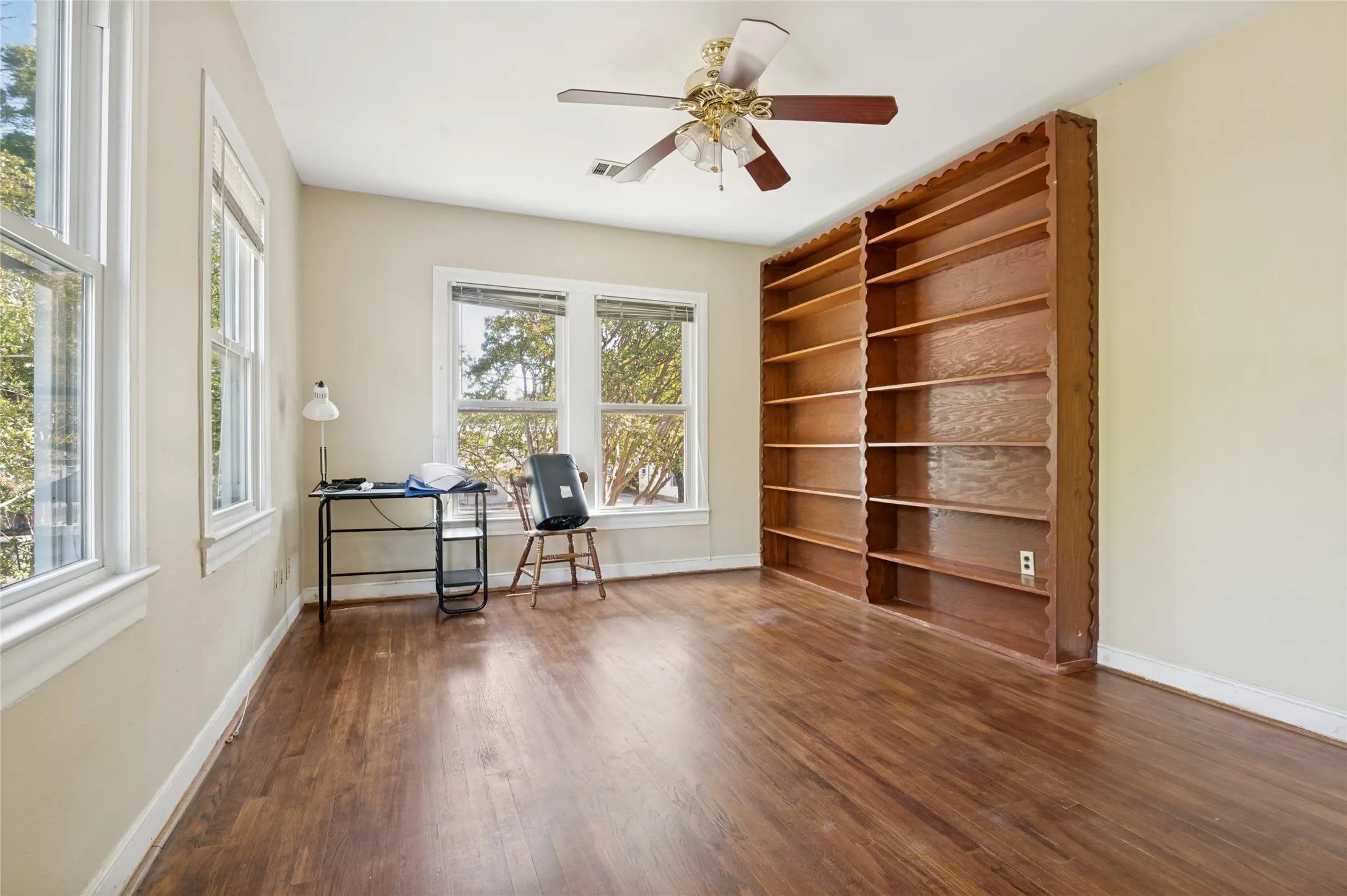 Single Family Residence For Sale in Dallas County , 2741 Catherine Street, Dallas, Texas 75211, 2 Bedroom, 2 Bathroom, 1 Garage spaces, 1,366 Sqft, built in 1936, mls#21287518, Real Estate Agent in Dallas, Homes For Sale in Dallas county, Homes For Sale in Dallas, Realtor in Dallas Texas, Real Estate Brokerage Independent Realty Texas, Luminita Cordes Realtor