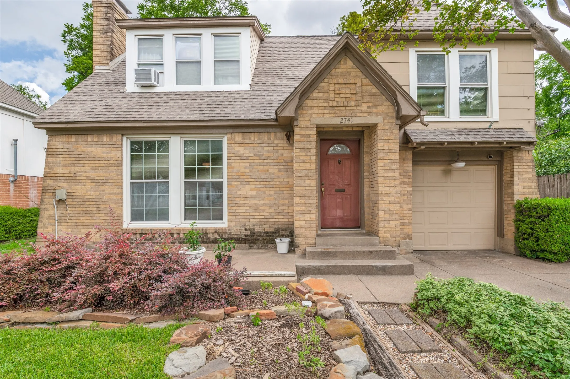 Single Family Residence For Sale in Dallas County , 2741 Catherine Street, Dallas, Texas 75211, 2 Bedroom, 2 Bathroom, 1 Garage spaces, 1,366 Sqft, built in 1936, mls#21287518, Real Estate Agent in Dallas, Homes For Sale in Dallas county, Homes For Sale in Dallas, Realtor in Dallas Texas, Real Estate Brokerage Independent Realty Texas, Luminita Cordes Realtor