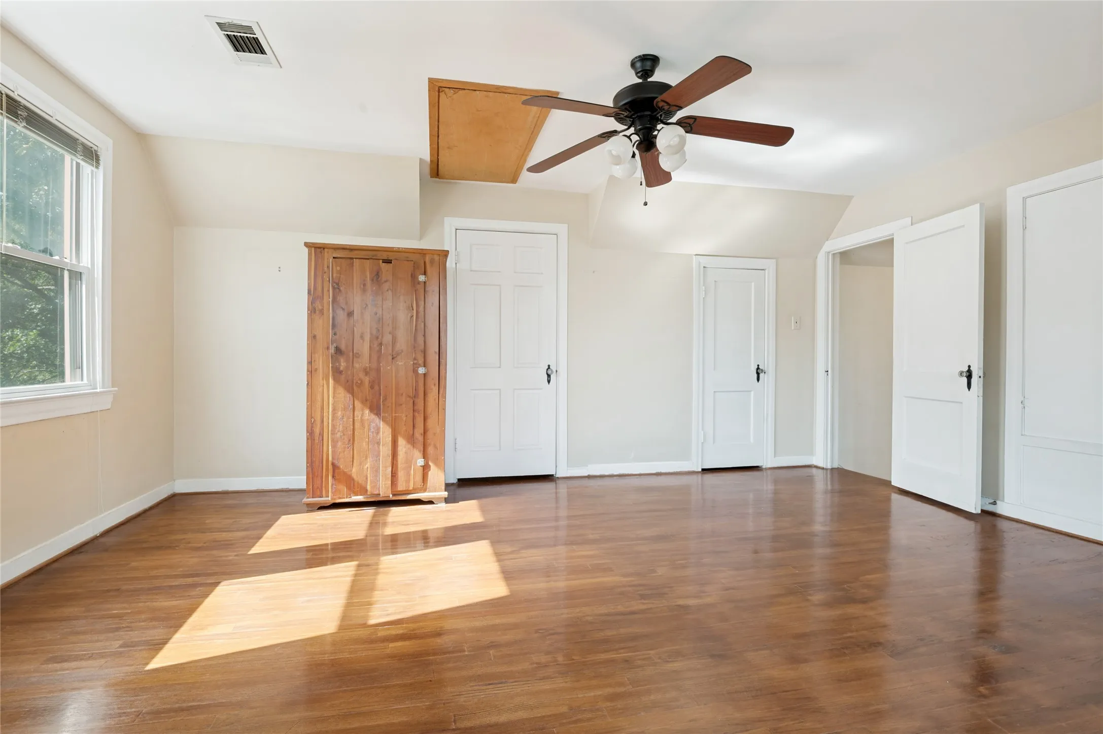 Single Family Residence For Sale in Dallas County , 2741 Catherine Street, Dallas, Texas 75211, 2 Bedroom, 2 Bathroom, 1 Garage spaces, 1,366 Sqft, built in 1936, mls#21287518, Real Estate Agent in Dallas, Homes For Sale in Dallas county, Homes For Sale in Dallas, Realtor in Dallas Texas, Real Estate Brokerage Independent Realty Texas, Luminita Cordes Realtor