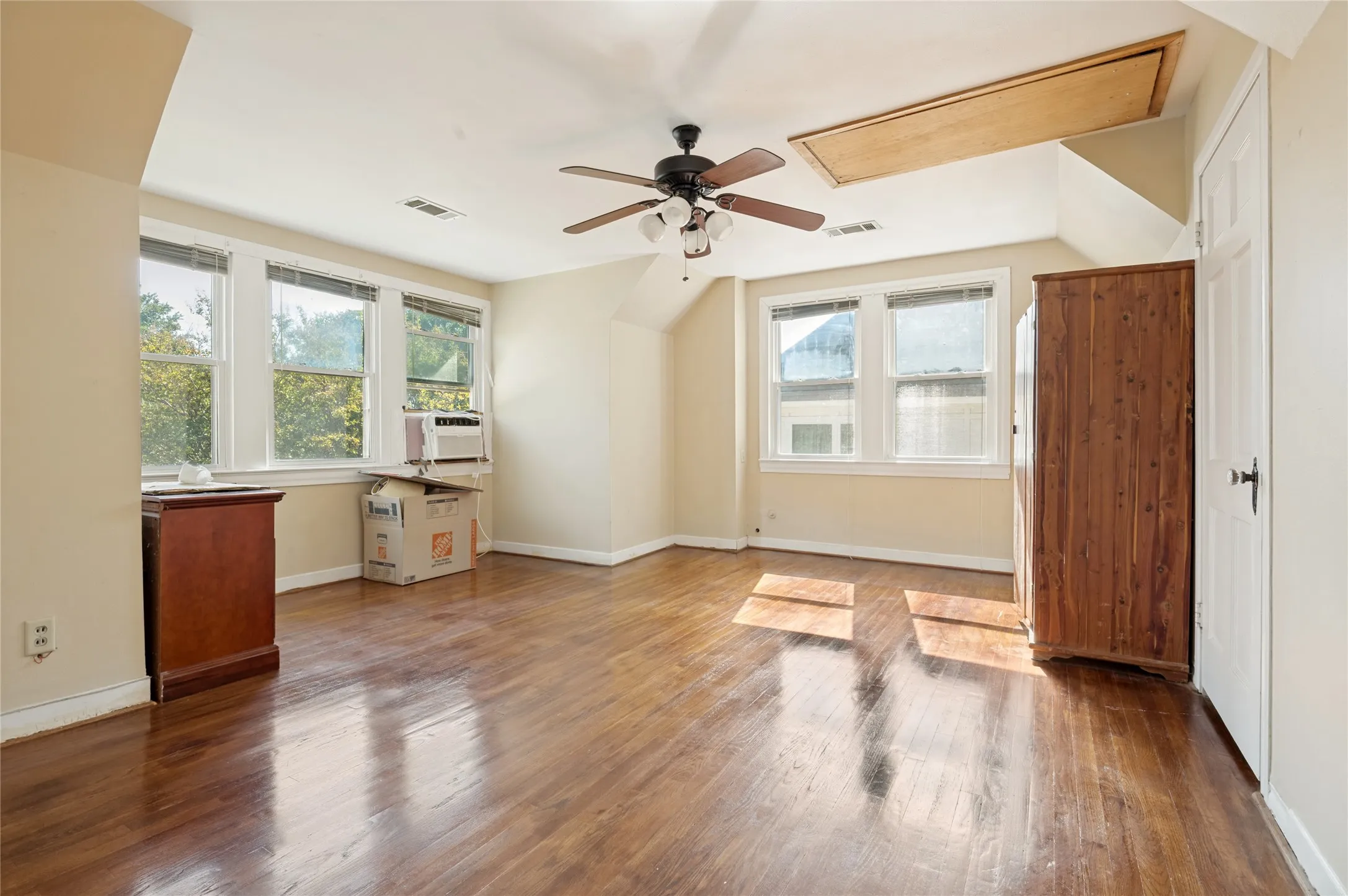 Single Family Residence For Sale in Dallas County , 2741 Catherine Street, Dallas, Texas 75211, 2 Bedroom, 2 Bathroom, 1 Garage spaces, 1,366 Sqft, built in 1936, mls#21287518, Real Estate Agent in Dallas, Homes For Sale in Dallas county, Homes For Sale in Dallas, Realtor in Dallas Texas, Real Estate Brokerage Independent Realty Texas, Luminita Cordes Realtor