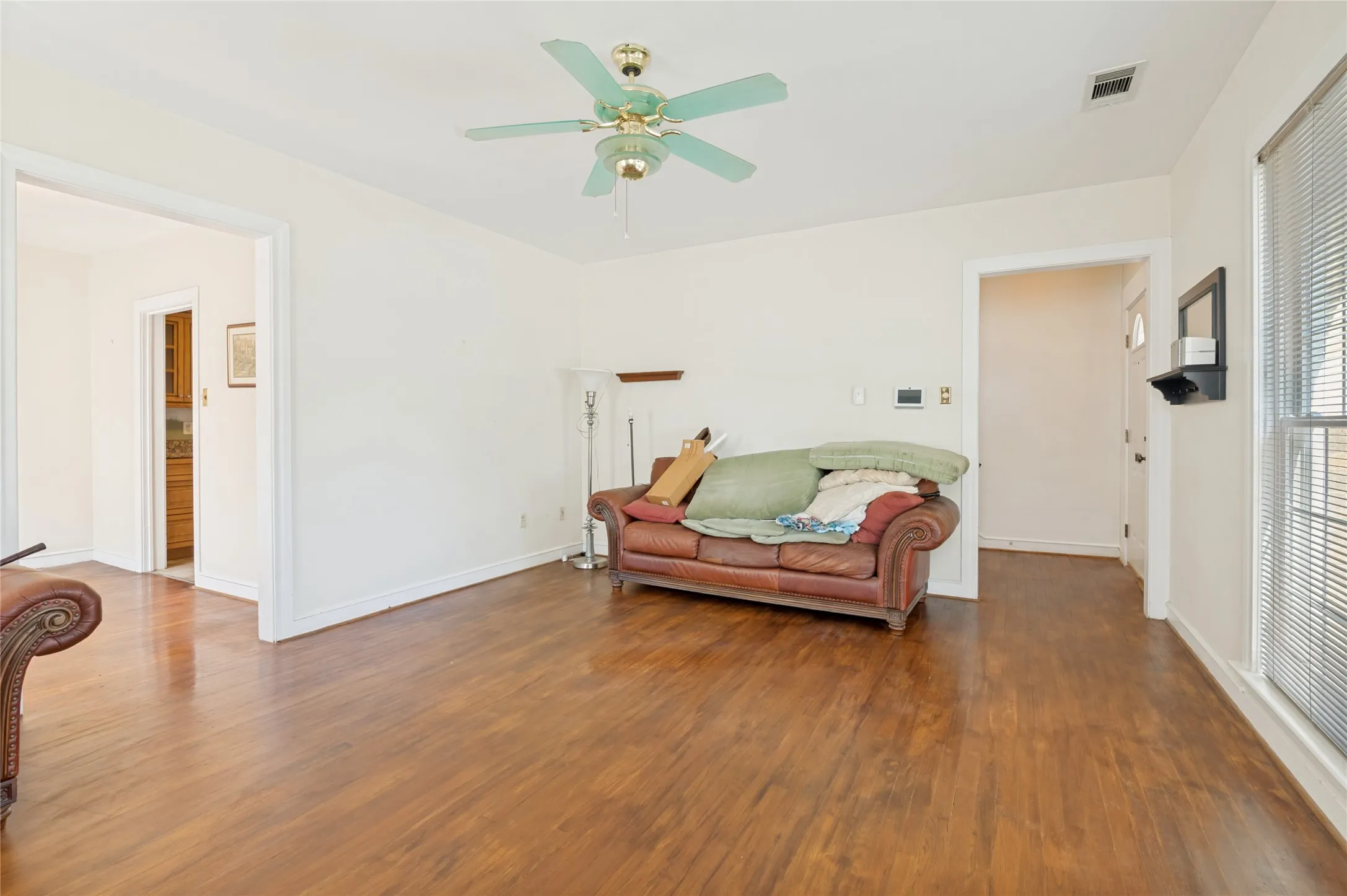 Single Family Residence For Sale in Dallas County , 2741 Catherine Street, Dallas, Texas 75211, 2 Bedroom, 2 Bathroom, 1 Garage spaces, 1,366 Sqft, built in 1936, mls#21287518, Real Estate Agent in Dallas, Homes For Sale in Dallas county, Homes For Sale in Dallas, Realtor in Dallas Texas, Real Estate Brokerage Independent Realty Texas, Luminita Cordes Realtor