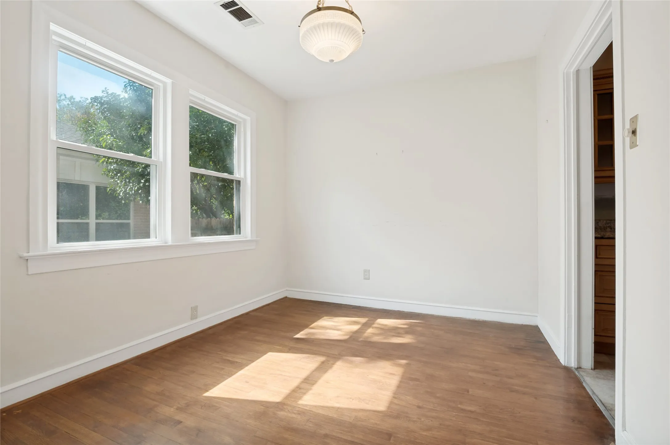 Single Family Residence For Sale in Dallas County , 2741 Catherine Street, Dallas, Texas 75211, 2 Bedroom, 2 Bathroom, 1 Garage spaces, 1,366 Sqft, built in 1936, mls#21287518, Real Estate Agent in Dallas, Homes For Sale in Dallas county, Homes For Sale in Dallas, Realtor in Dallas Texas, Real Estate Brokerage Independent Realty Texas, Luminita Cordes Realtor