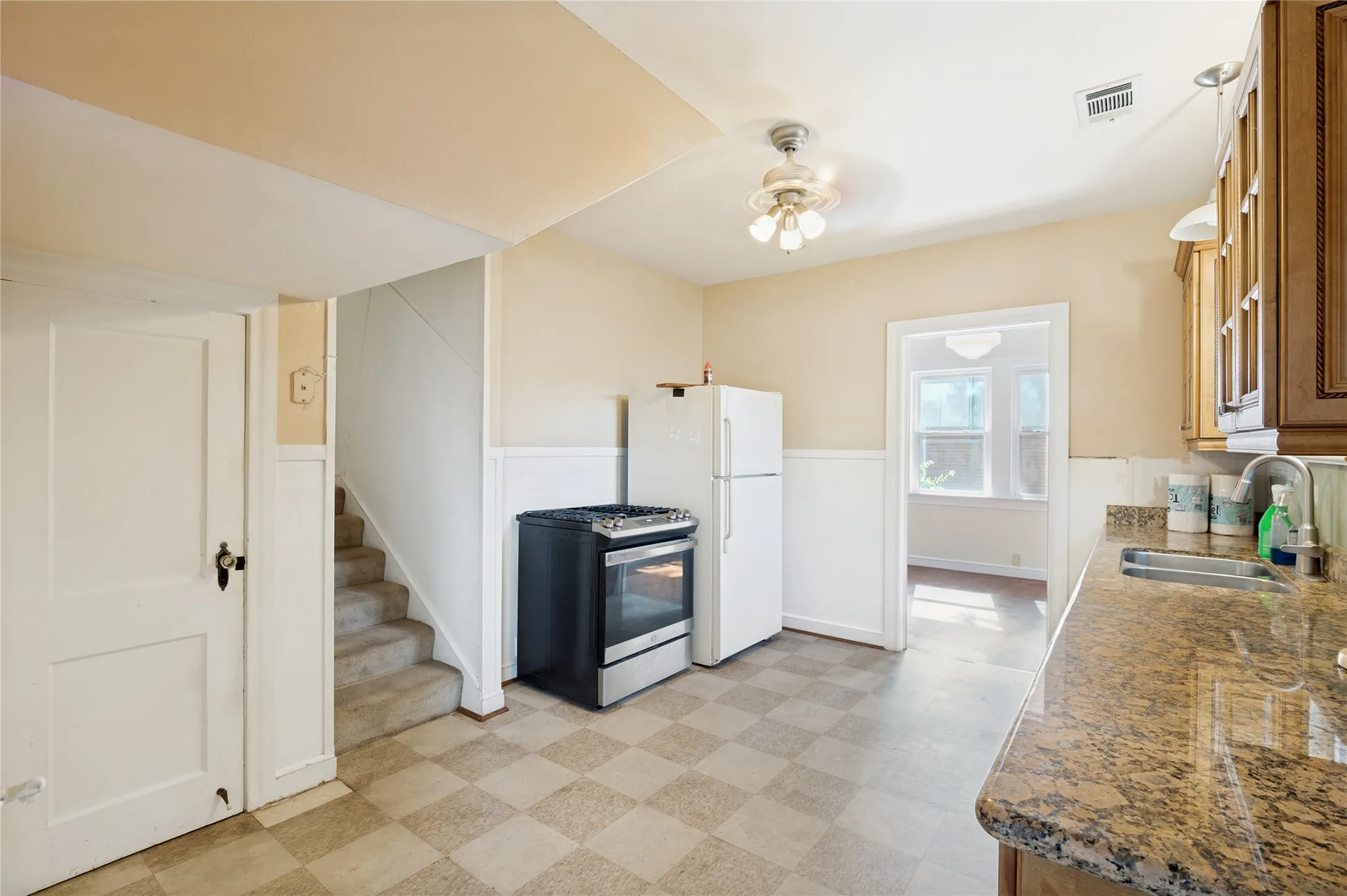 Single Family Residence For Sale in Dallas County , 2741 Catherine Street, Dallas, Texas 75211, 2 Bedroom, 2 Bathroom, 1 Garage spaces, 1,366 Sqft, built in 1936, mls#21287518, Real Estate Agent in Dallas, Homes For Sale in Dallas county, Homes For Sale in Dallas, Realtor in Dallas Texas, Real Estate Brokerage Independent Realty Texas, Luminita Cordes Realtor
