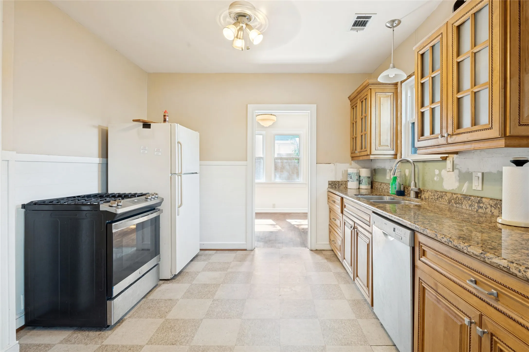 Single Family Residence For Sale in Dallas County , 2741 Catherine Street, Dallas, Texas 75211, 2 Bedroom, 2 Bathroom, 1 Garage spaces, 1,366 Sqft, built in 1936, mls#21287518, Real Estate Agent in Dallas, Homes For Sale in Dallas county, Homes For Sale in Dallas, Realtor in Dallas Texas, Real Estate Brokerage Independent Realty Texas, Luminita Cordes Realtor