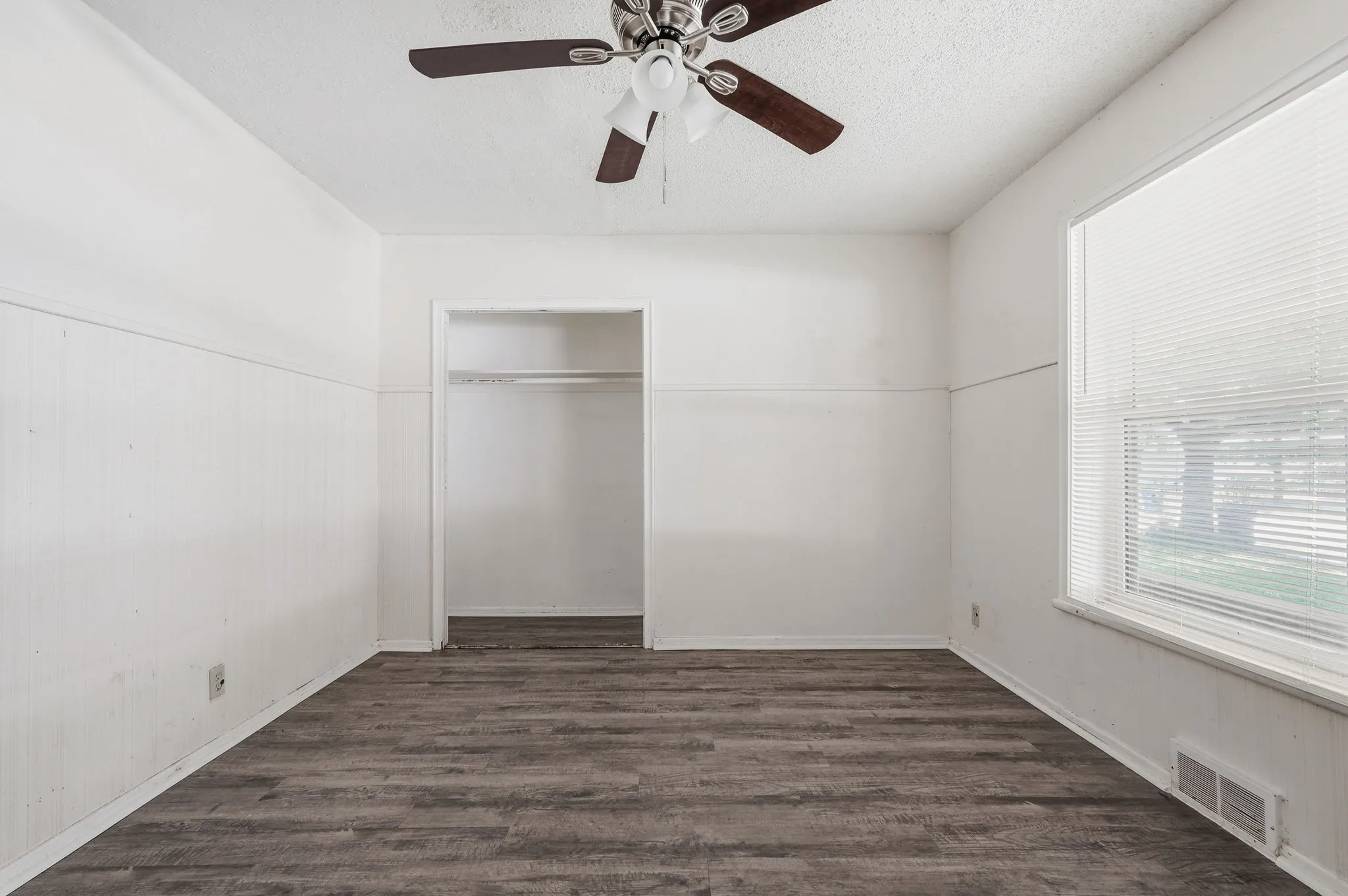 Single Family Residence For Sale in Dallas County , 2806 E Atoll Drive, Dallas, Texas 75216, 3 Bedroom, 1 Bathroom, 2 Garage spaces, 1,652 Sqft, built in 1951, mls#21262281, Real Estate Agent in Dallas, Homes For Sale in Dallas county, Homes For Sale in Dallas, Realtor in Dallas Texas, Real Estate Brokerage Independent Realty Texas, Luminita Cordes Realtor