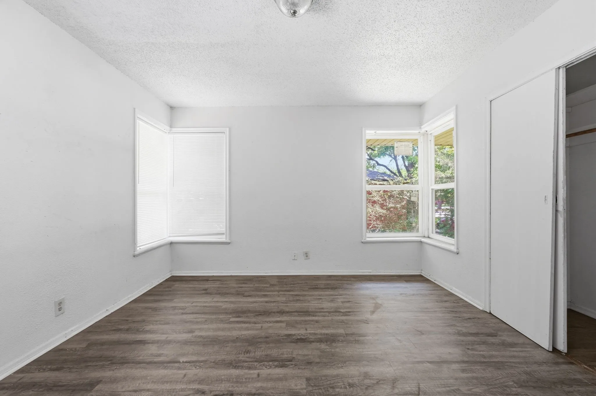 Single Family Residence For Sale in Dallas County , 2806 E Atoll Drive, Dallas, Texas 75216, 3 Bedroom, 1 Bathroom, 2 Garage spaces, 1,652 Sqft, built in 1951, mls#21262281, Real Estate Agent in Dallas, Homes For Sale in Dallas county, Homes For Sale in Dallas, Realtor in Dallas Texas, Real Estate Brokerage Independent Realty Texas, Luminita Cordes Realtor