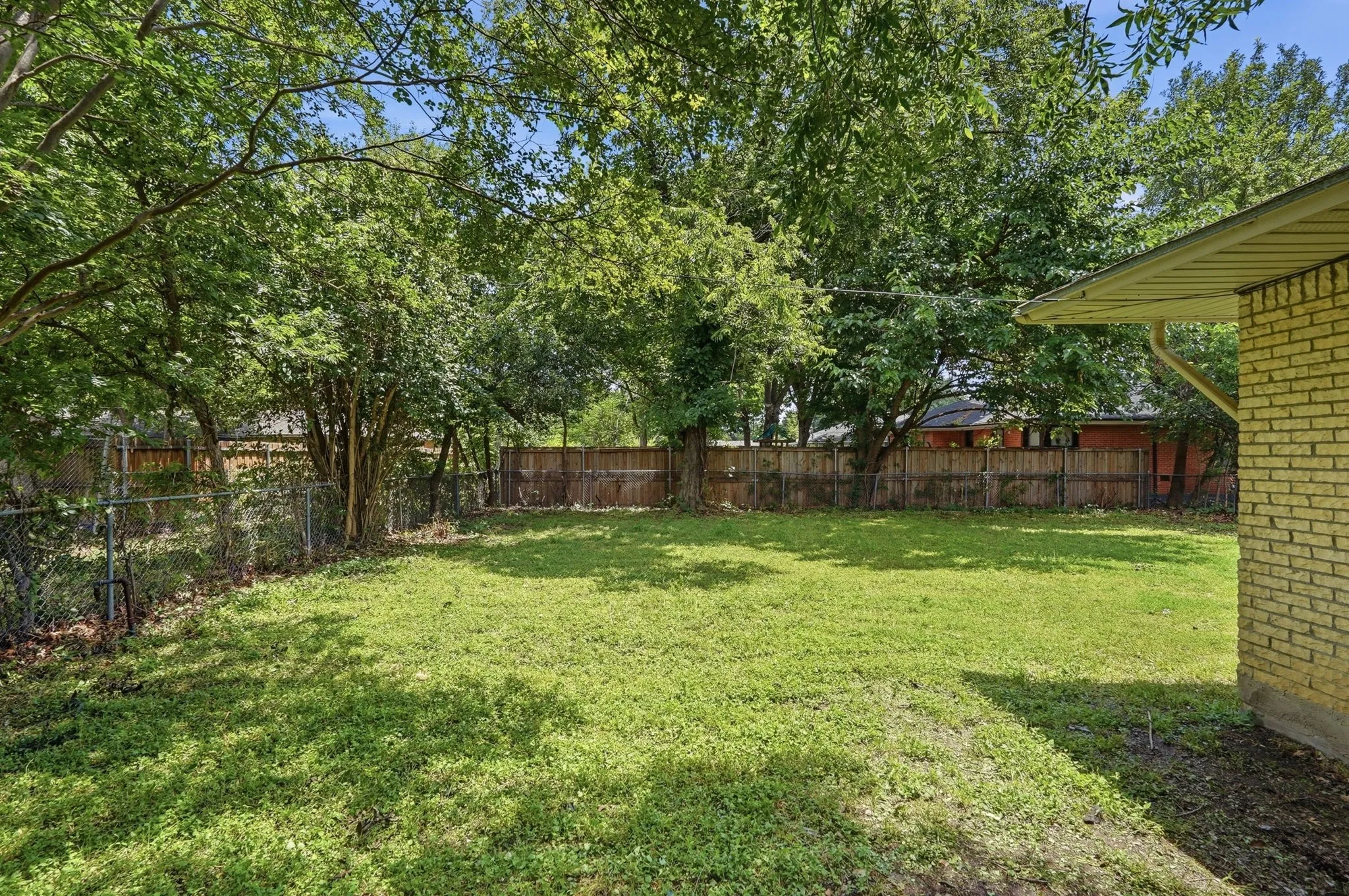 Single Family Residence For Sale in Dallas County , 2806 E Atoll Drive, Dallas, Texas 75216, 3 Bedroom, 1 Bathroom, 2 Garage spaces, 1,652 Sqft, built in 1951, mls#21262281, Real Estate Agent in Dallas, Homes For Sale in Dallas county, Homes For Sale in Dallas, Realtor in Dallas Texas, Real Estate Brokerage Independent Realty Texas, Luminita Cordes Realtor