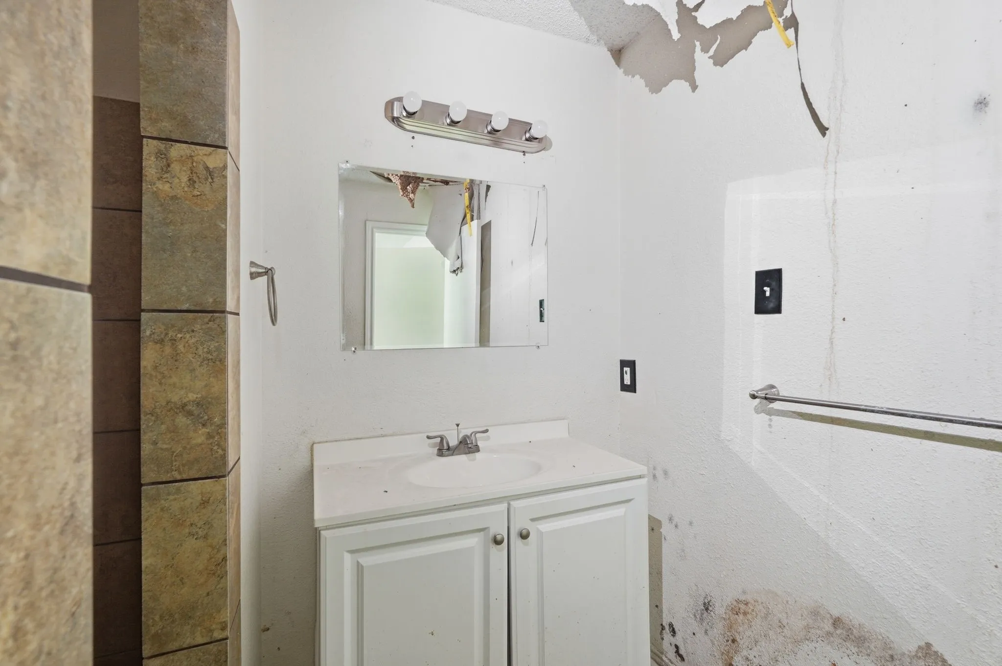 Single Family Residence For Sale in Dallas County , 2806 E Atoll Drive, Dallas, Texas 75216, 3 Bedroom, 1 Bathroom, 2 Garage spaces, 1,652 Sqft, built in 1951, mls#21262281, Real Estate Agent in Dallas, Homes For Sale in Dallas county, Homes For Sale in Dallas, Realtor in Dallas Texas, Real Estate Brokerage Independent Realty Texas, Luminita Cordes Realtor