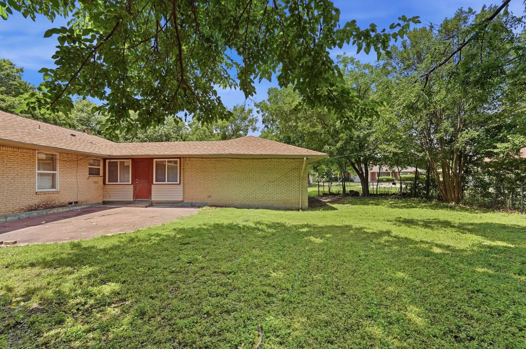 Single Family Residence For Sale in Dallas County , 2806 E Atoll Drive, Dallas, Texas 75216, 3 Bedroom, 1 Bathroom, 2 Garage spaces, 1,652 Sqft, built in 1951, mls#21262281, Real Estate Agent in Dallas, Homes For Sale in Dallas county, Homes For Sale in Dallas, Realtor in Dallas Texas, Real Estate Brokerage Independent Realty Texas, Luminita Cordes Realtor