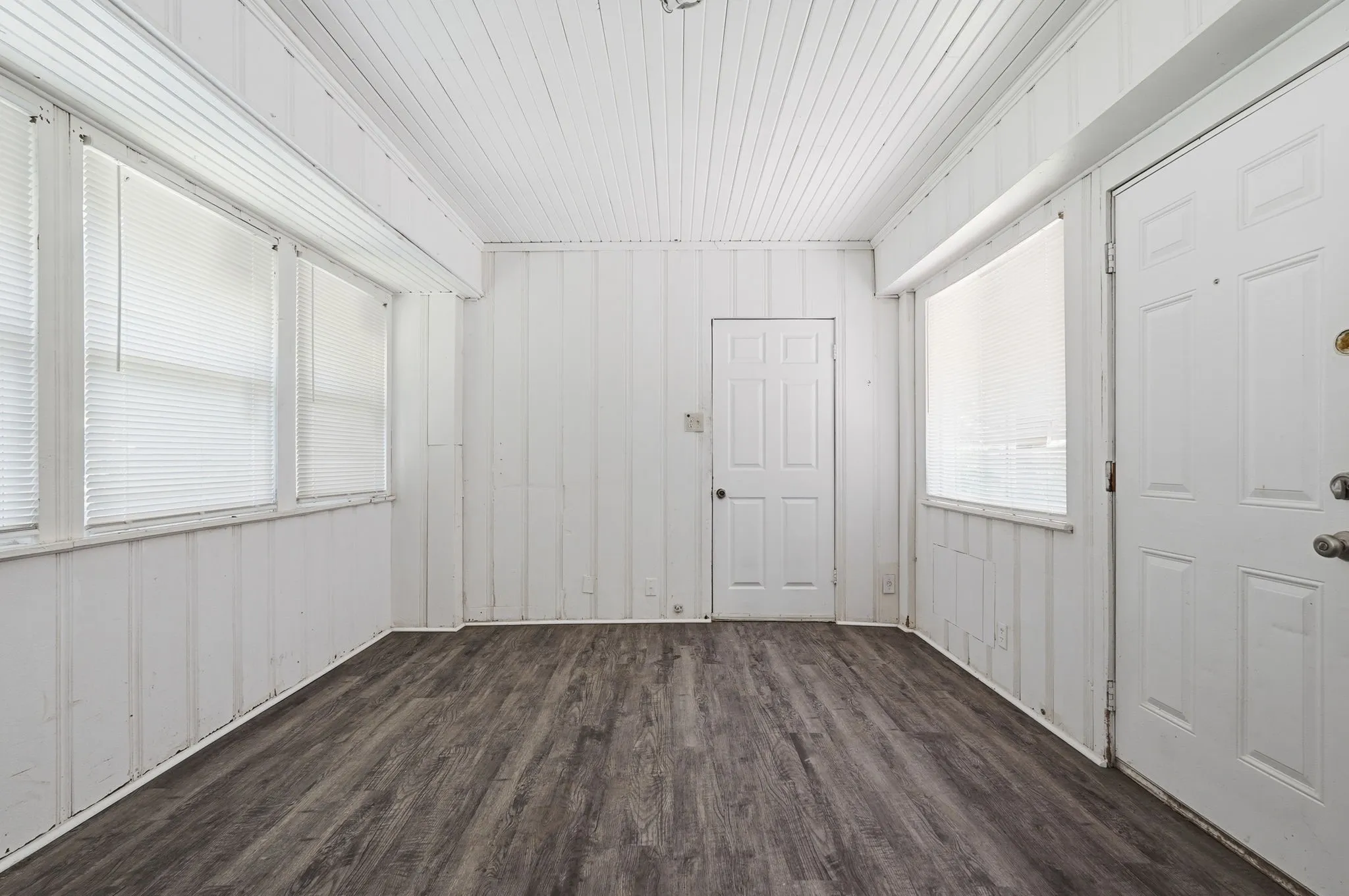 Single Family Residence For Sale in Dallas County , 2806 E Atoll Drive, Dallas, Texas 75216, 3 Bedroom, 1 Bathroom, 2 Garage spaces, 1,652 Sqft, built in 1951, mls#21262281, Real Estate Agent in Dallas, Homes For Sale in Dallas county, Homes For Sale in Dallas, Realtor in Dallas Texas, Real Estate Brokerage Independent Realty Texas, Luminita Cordes Realtor