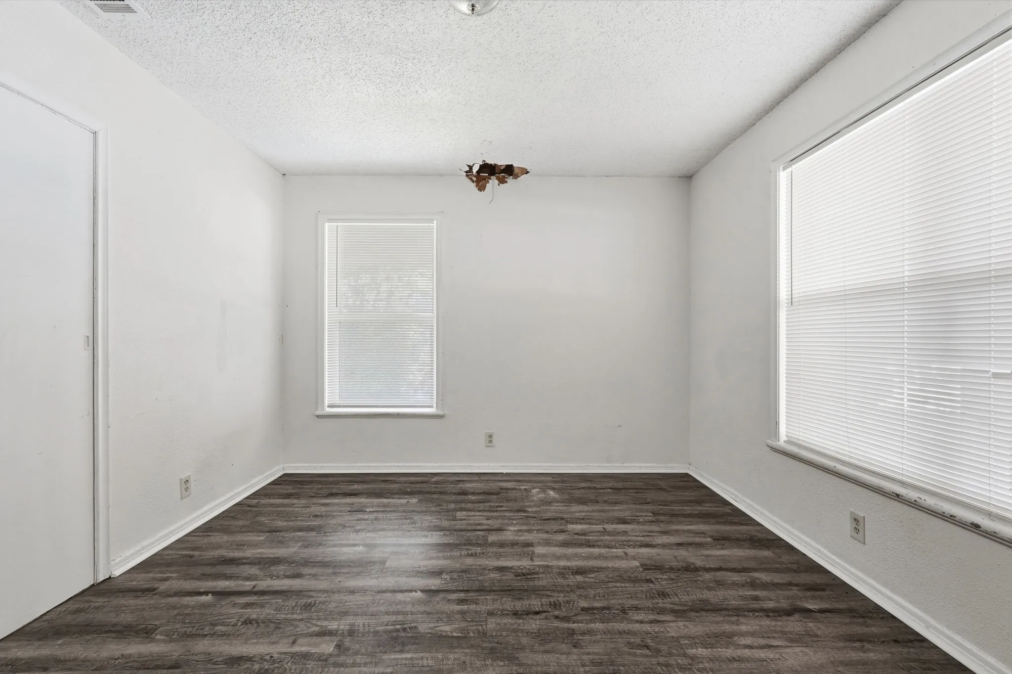 Single Family Residence For Sale in Dallas County , 2806 E Atoll Drive, Dallas, Texas 75216, 3 Bedroom, 1 Bathroom, 2 Garage spaces, 1,652 Sqft, built in 1951, mls#21262281, Real Estate Agent in Dallas, Homes For Sale in Dallas county, Homes For Sale in Dallas, Realtor in Dallas Texas, Real Estate Brokerage Independent Realty Texas, Luminita Cordes Realtor