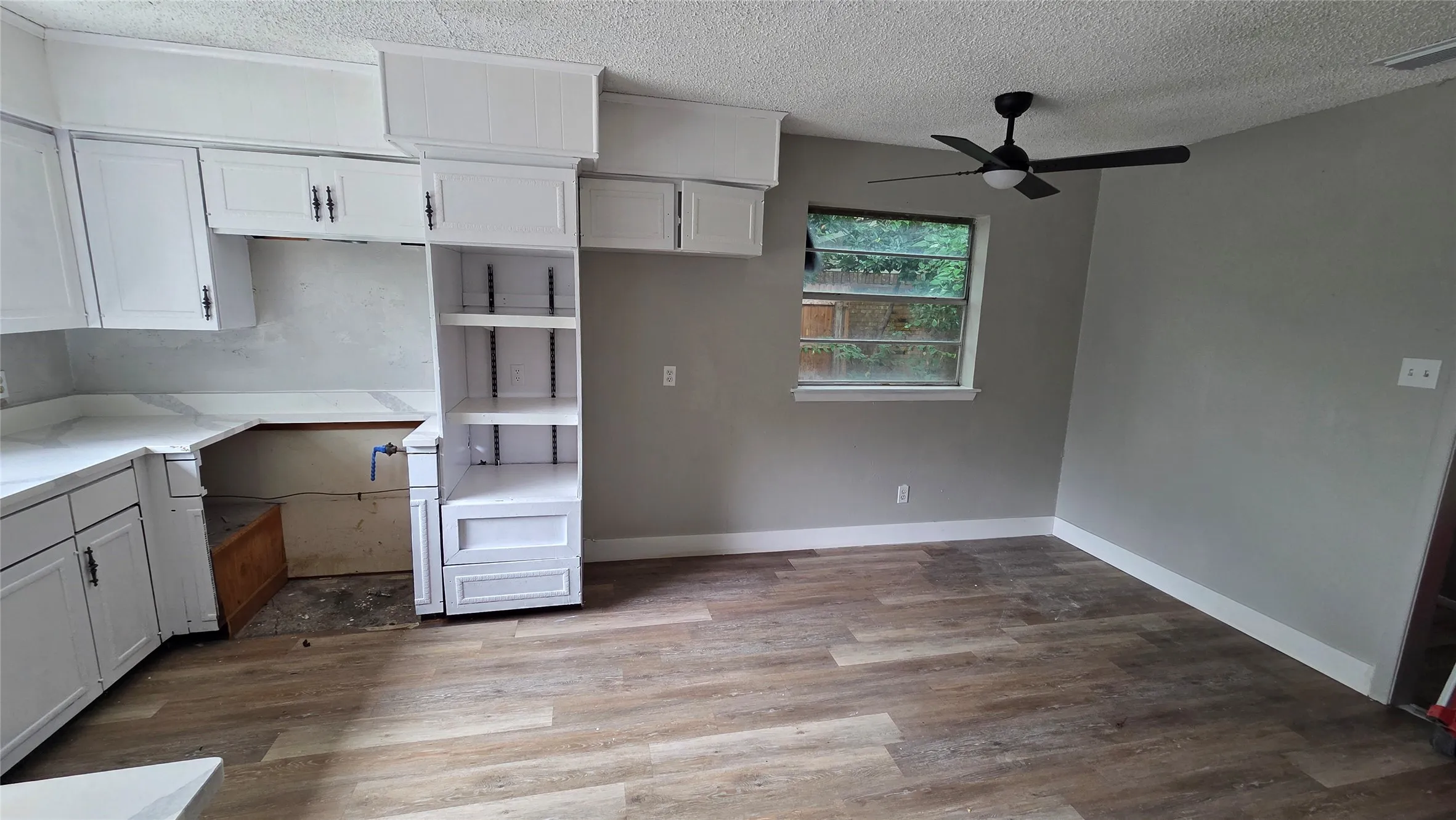 Single Family Residence For Sale in Johnson County , 713 N Spears Street, Alvarado, Texas 76009, 3 Bedroom, 2 Bathroom, 2 Garage spaces, 1,482 Sqft, built in 1973, mls#21292249, Real Estate Agent in Alvarado, Homes For Sale in Johnson county, Homes For Sale in Alvarado, Realtor in Alvarado Texas, Real Estate Brokerage Independent Realty Texas, Luminita Cordes Realtor