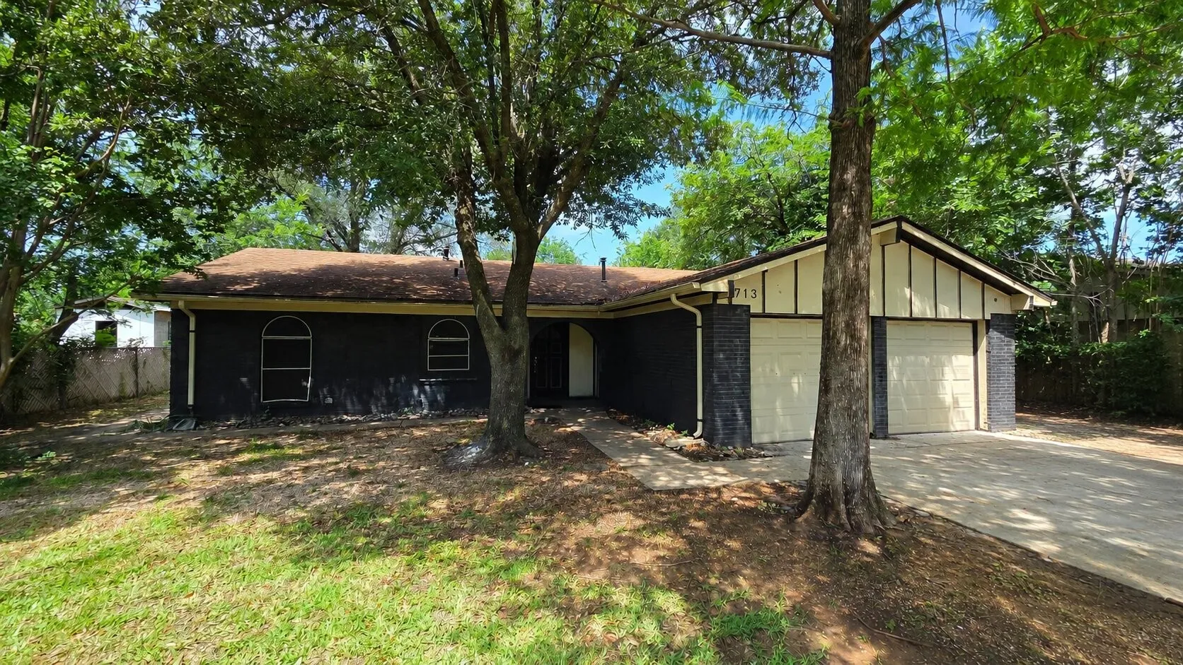 Single Family Residence For Sale in Johnson County , 713 N Spears Street, Alvarado, Texas 76009, 3 Bedroom, 2 Bathroom, 2 Garage spaces, 1,482 Sqft, built in 1973, mls#21292249, Real Estate Agent in Alvarado, Homes For Sale in Johnson county, Homes For Sale in Alvarado, Realtor in Alvarado Texas, Real Estate Brokerage Independent Realty Texas, Luminita Cordes Realtor