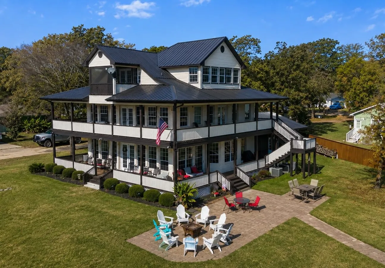 Single Family Residence For Sale in Henderson County , 106 Jim Street, Gun Barrel City, Texas 75156, 3 Bedroom, 4 Bathroom, Garage spaces, 3,452 Sqft, built in 1999, mls#21287224, Real Estate Agent in Gun Barrel City, Homes For Sale in Henderson county, Homes For Sale in Gun Barrel City, Realtor in Gun Barrel City Texas, Real Estate Brokerage Independent Realty Texas, Luminita Cordes Realtor
