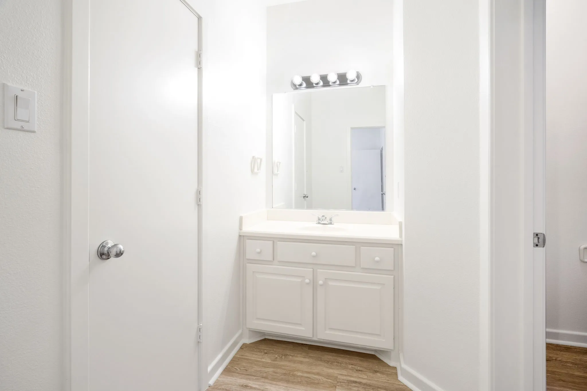 Single Family Residence For Sale in Dallas County , 2113 Valley View Drive, Cedar Hill, Texas 75104, 4 Bedroom, 4 Bathroom, 2 Garage spaces, 2,978 Sqft, built in 1991, mls#21290365, Real Estate Agent in Cedar Hill, Homes For Sale in Dallas county, Homes For Sale in Cedar Hill, Realtor in Cedar Hill Texas, Real Estate Brokerage Independent Realty Texas, Luminita Cordes Realtor