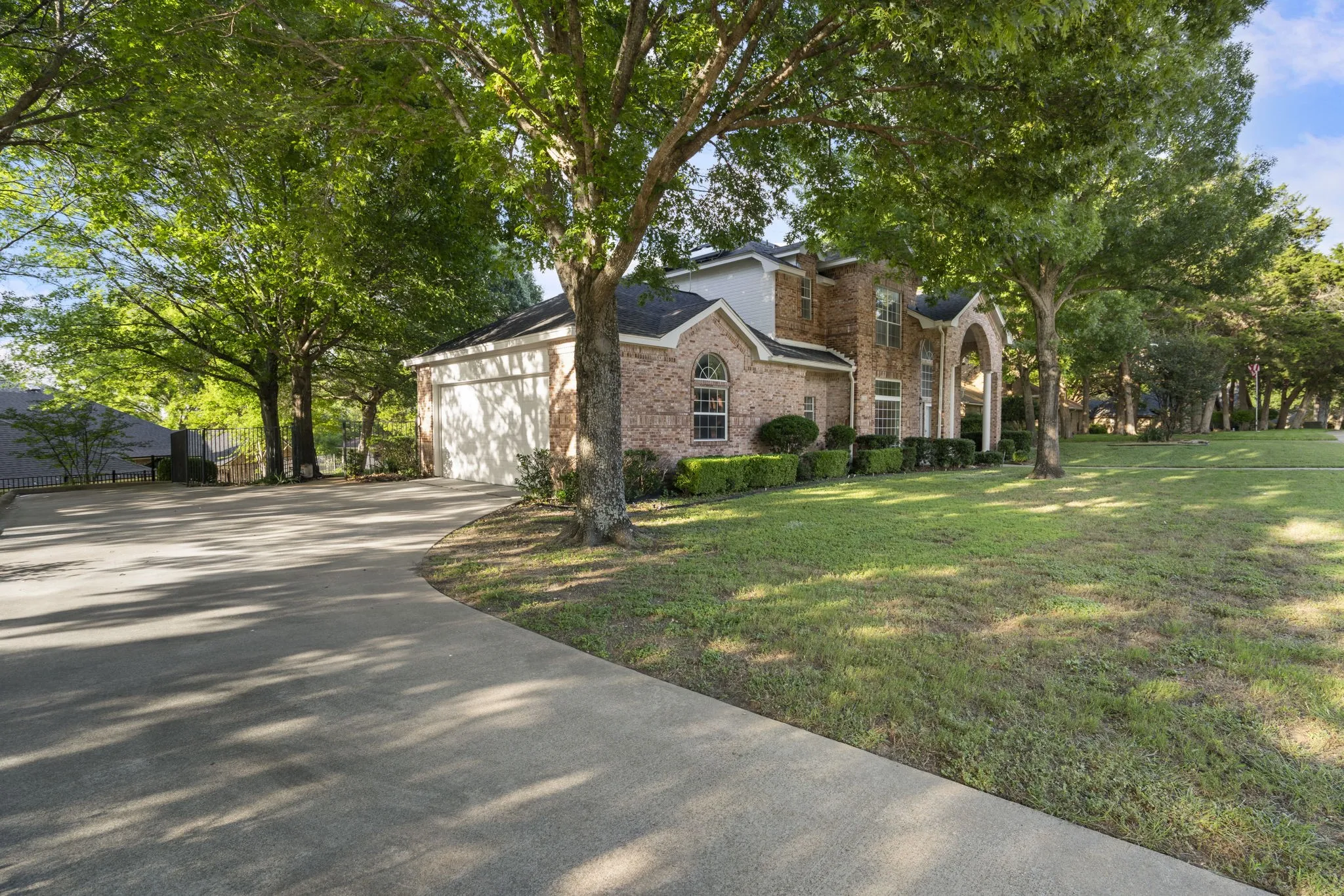 Single Family Residence For Sale in Dallas County , 2113 Valley View Drive, Cedar Hill, Texas 75104, 4 Bedroom, 4 Bathroom, 2 Garage spaces, 2,978 Sqft, built in 1991, mls#21290365, Real Estate Agent in Cedar Hill, Homes For Sale in Dallas county, Homes For Sale in Cedar Hill, Realtor in Cedar Hill Texas, Real Estate Brokerage Independent Realty Texas, Luminita Cordes Realtor