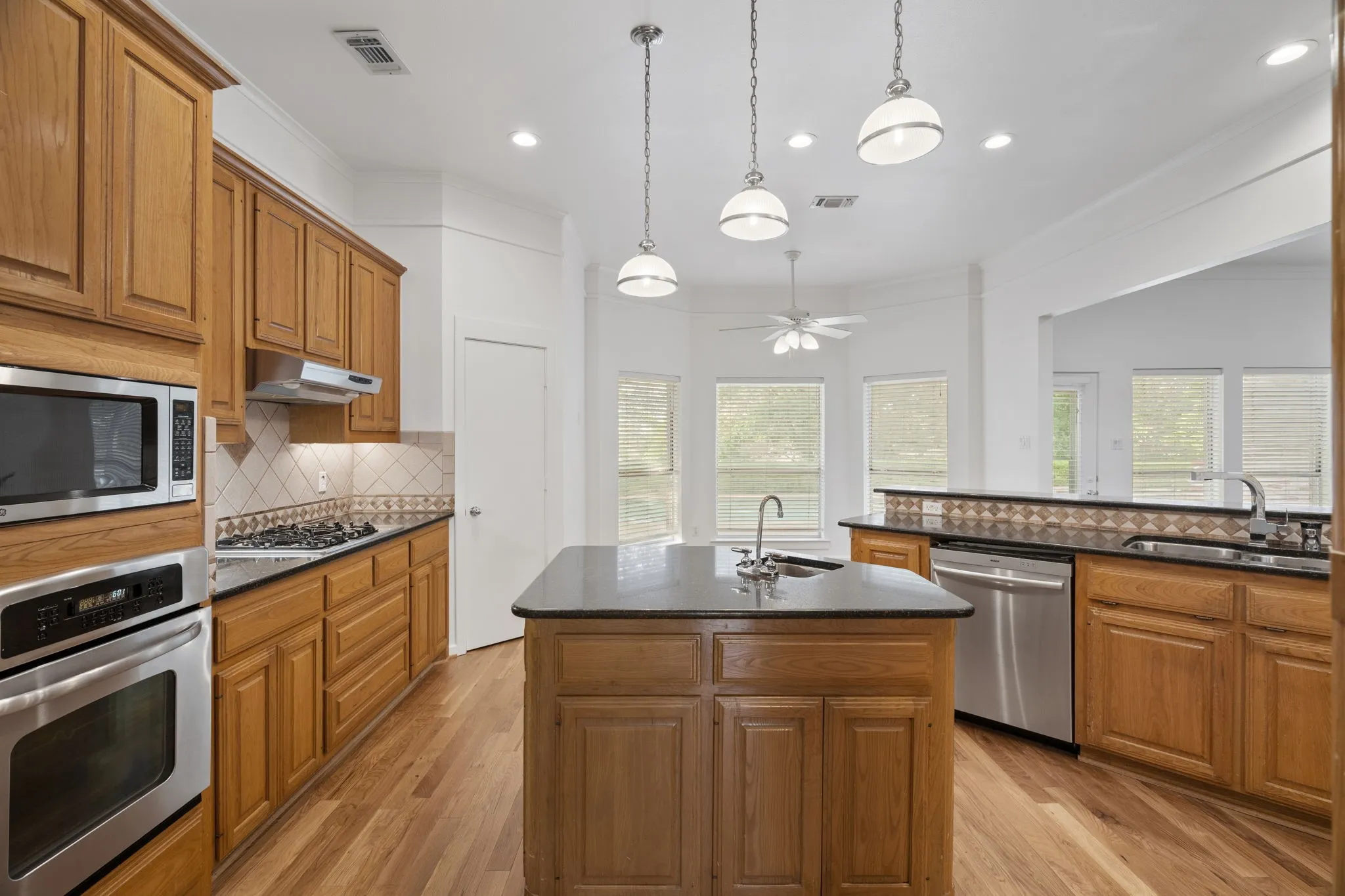 Single Family Residence For Sale in Dallas County , 2113 Valley View Drive, Cedar Hill, Texas 75104, 4 Bedroom, 4 Bathroom, 2 Garage spaces, 2,978 Sqft, built in 1991, mls#21290365, Real Estate Agent in Cedar Hill, Homes For Sale in Dallas county, Homes For Sale in Cedar Hill, Realtor in Cedar Hill Texas, Real Estate Brokerage Independent Realty Texas, Luminita Cordes Realtor