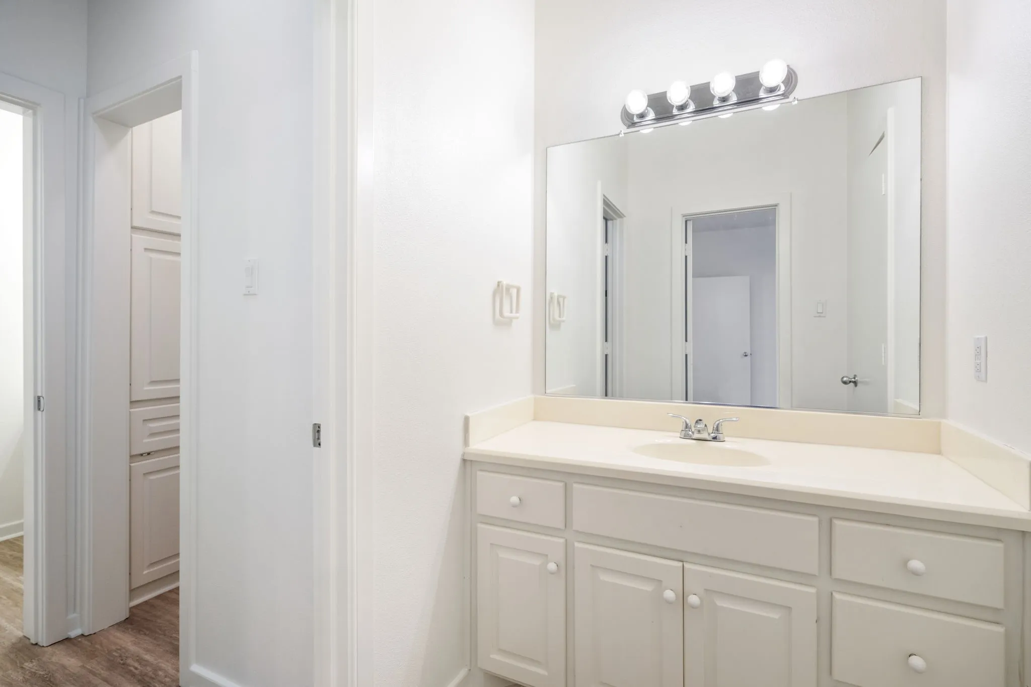 Single Family Residence For Sale in Dallas County , 2113 Valley View Drive, Cedar Hill, Texas 75104, 4 Bedroom, 4 Bathroom, 2 Garage spaces, 2,978 Sqft, built in 1991, mls#21290365, Real Estate Agent in Cedar Hill, Homes For Sale in Dallas county, Homes For Sale in Cedar Hill, Realtor in Cedar Hill Texas, Real Estate Brokerage Independent Realty Texas, Luminita Cordes Realtor