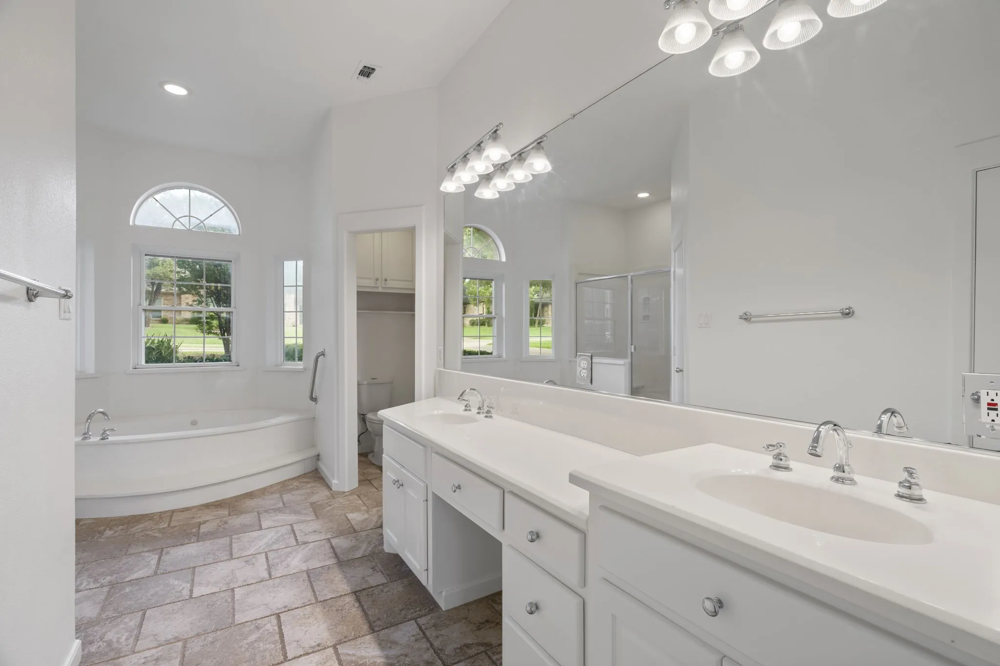 Single Family Residence For Sale in Dallas County , 2113 Valley View Drive, Cedar Hill, Texas 75104, 4 Bedroom, 4 Bathroom, 2 Garage spaces, 2,978 Sqft, built in 1991, mls#21290365, Real Estate Agent in Cedar Hill, Homes For Sale in Dallas county, Homes For Sale in Cedar Hill, Realtor in Cedar Hill Texas, Real Estate Brokerage Independent Realty Texas, Luminita Cordes Realtor