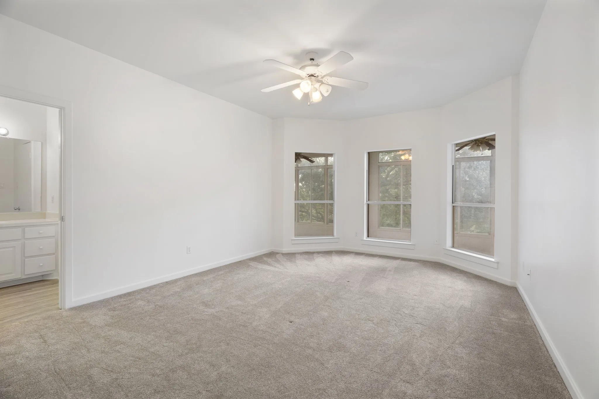 Single Family Residence For Sale in Dallas County , 2113 Valley View Drive, Cedar Hill, Texas 75104, 4 Bedroom, 4 Bathroom, 2 Garage spaces, 2,978 Sqft, built in 1991, mls#21290365, Real Estate Agent in Cedar Hill, Homes For Sale in Dallas county, Homes For Sale in Cedar Hill, Realtor in Cedar Hill Texas, Real Estate Brokerage Independent Realty Texas, Luminita Cordes Realtor