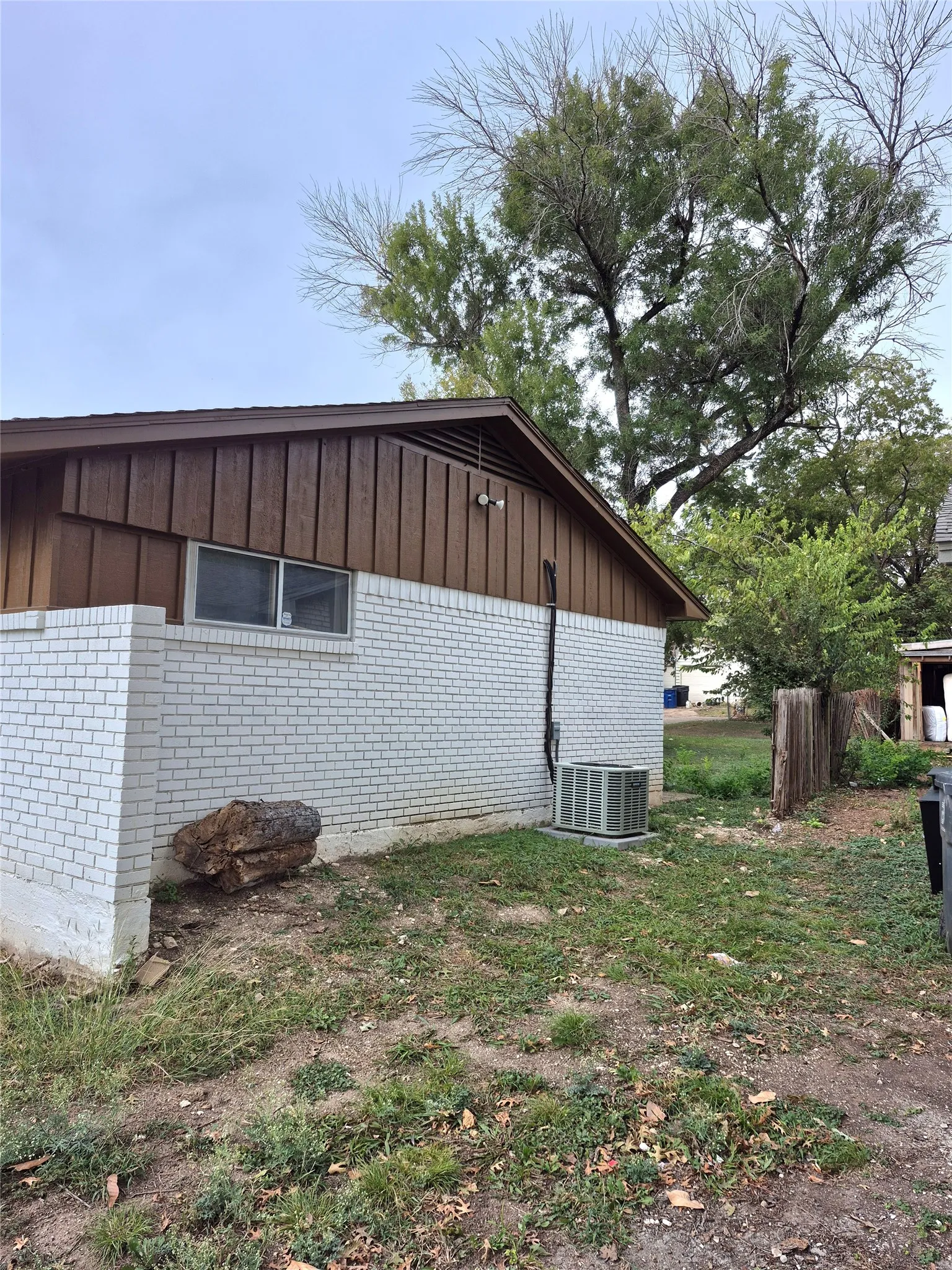 Single Family Residence For Sale in Dallas County , 631 Cove Hollow Drive, Dallas, Texas 75224, 3 Bedroom, 2 Bathroom, 2 Garage spaces, 1,404 Sqft, built in 1965, mls#21293370, Real Estate Agent in Dallas, Homes For Sale in Dallas county, Homes For Sale in Dallas, Realtor in Dallas Texas, Real Estate Brokerage Independent Realty Texas, Luminita Cordes Realtor