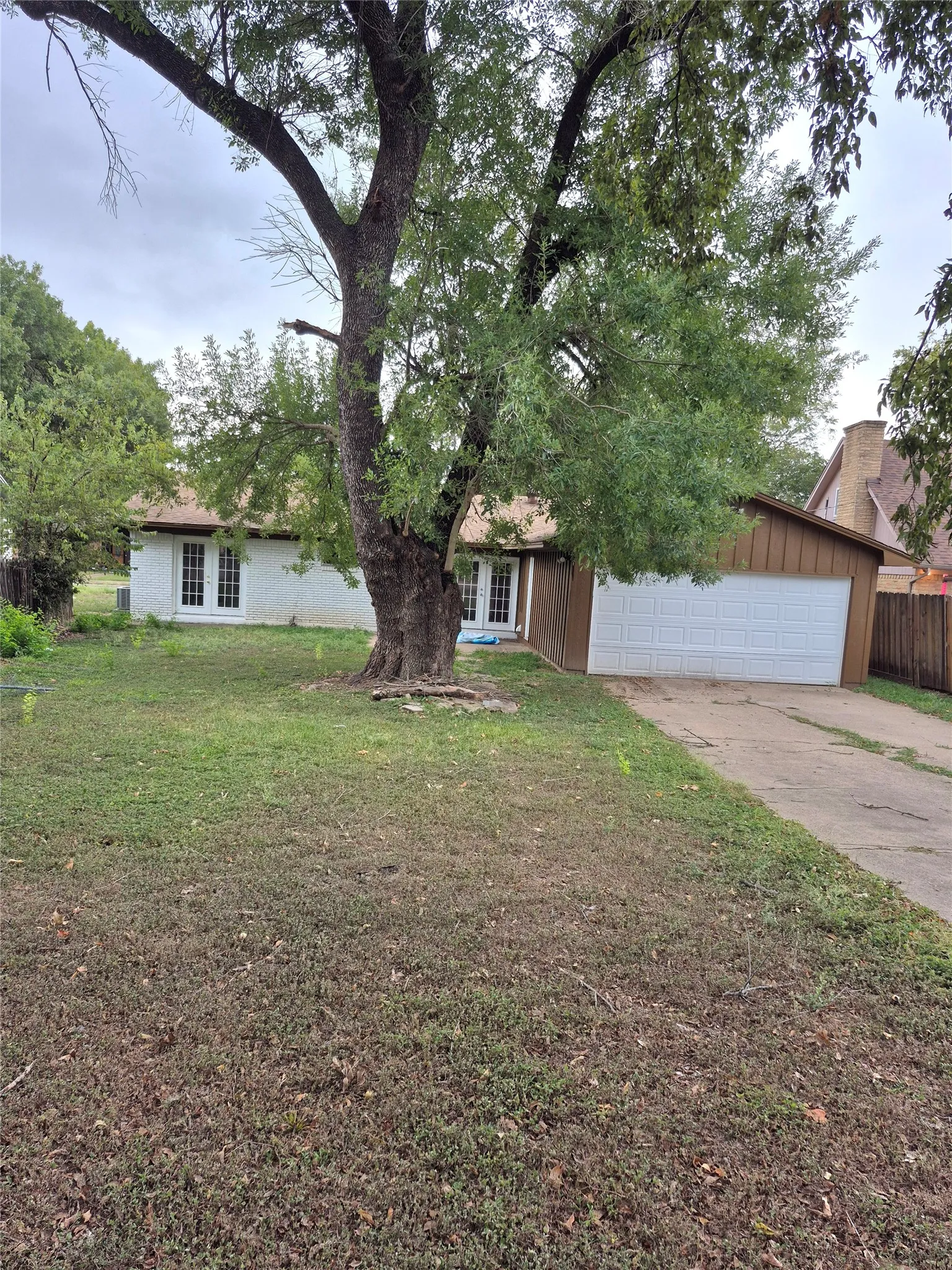 Single Family Residence For Sale in Dallas County , 631 Cove Hollow Drive, Dallas, Texas 75224, 3 Bedroom, 2 Bathroom, 2 Garage spaces, 1,404 Sqft, built in 1965, mls#21293370, Real Estate Agent in Dallas, Homes For Sale in Dallas county, Homes For Sale in Dallas, Realtor in Dallas Texas, Real Estate Brokerage Independent Realty Texas, Luminita Cordes Realtor
