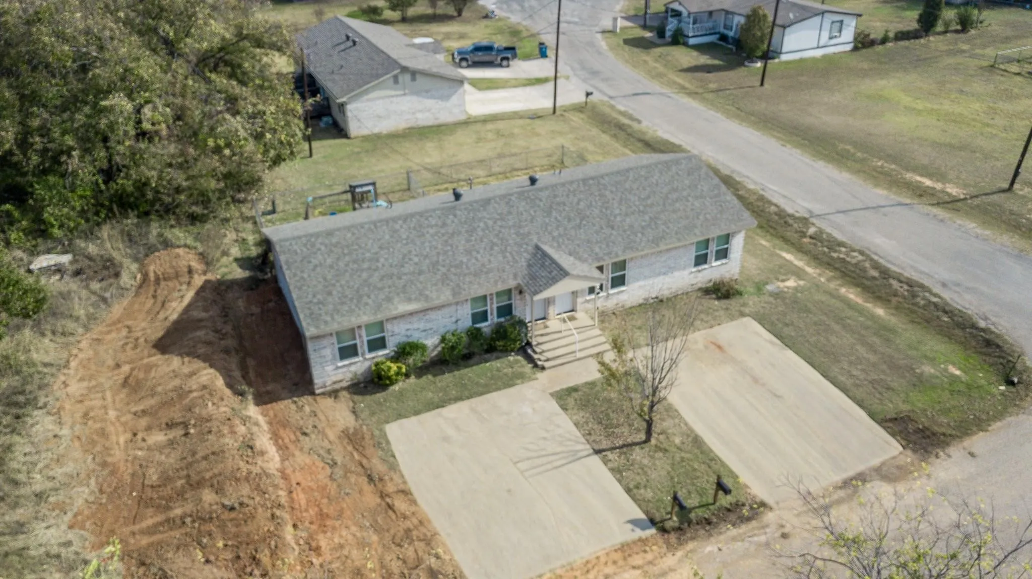 Duplex For Sale in Hood County , 309-311 Lilac Drive, Granbury, Texas 76049, 4 Bedroom, 2 Bathroom, Garage spaces, 0 Sqft, built in 1986, mls#21289226, Real Estate Agent in Granbury, Homes For Sale in Hood county, Homes For Sale in Granbury, Realtor in Granbury Texas, Real Estate Brokerage Independent Realty Texas, Luminita Cordes Realtor