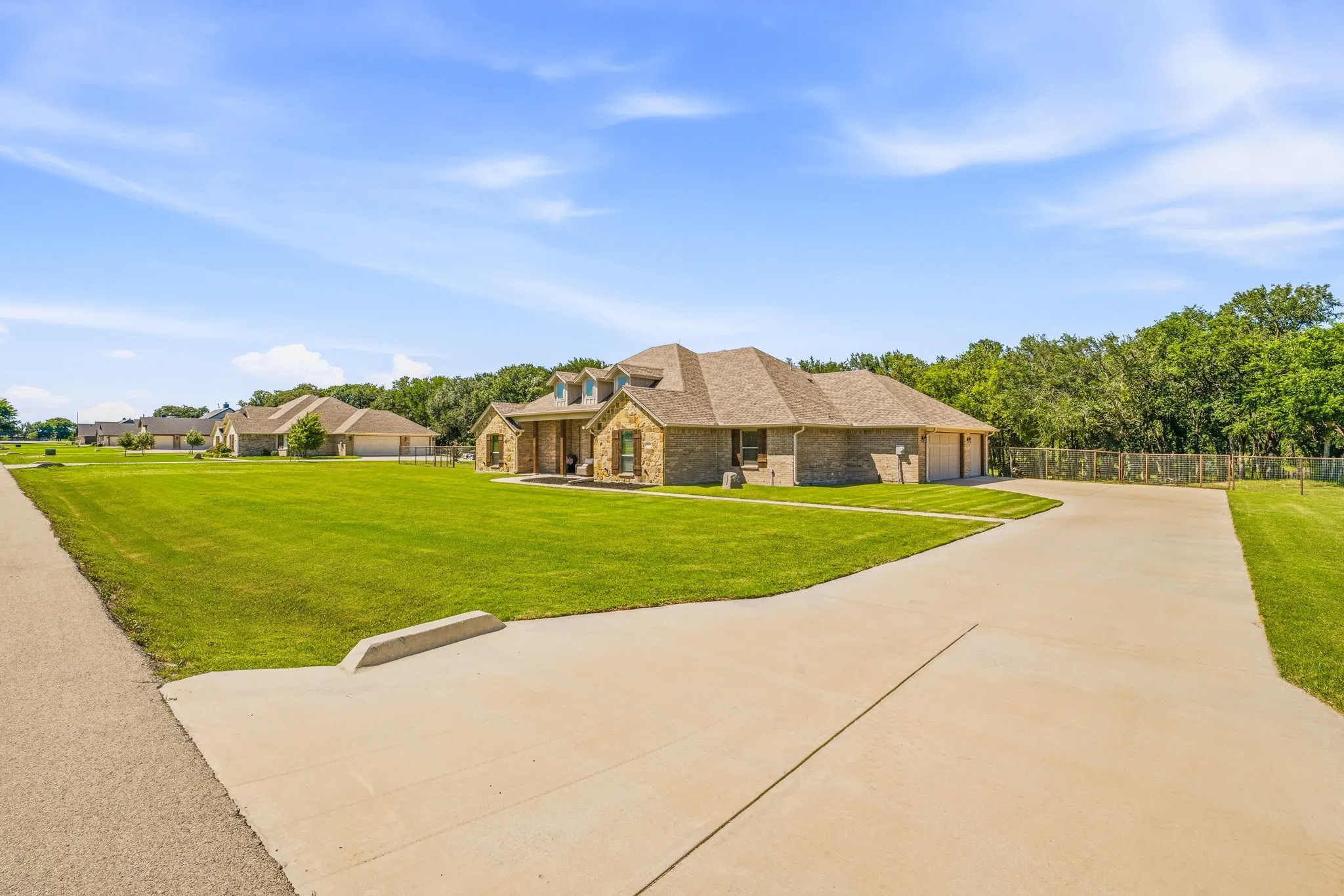 Single Family Residence For Sale in Parker County , 8681 Sari Strong Drive, Weatherford, Texas 76087, 5 Bedroom, 3 Bathroom, 3 Garage spaces, 2,723 Sqft, built in 2022, mls#21292886, Real Estate Agent in Weatherford, Homes For Sale in Parker county, Homes For Sale in Weatherford, Realtor in Weatherford Texas, Real Estate Brokerage Independent Realty Texas, Luminita Cordes Realtor