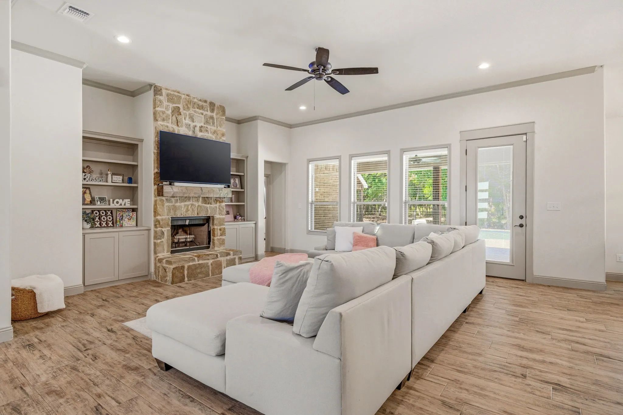 Single Family Residence For Sale in Parker County , 8681 Sari Strong Drive, Weatherford, Texas 76087, 5 Bedroom, 3 Bathroom, 3 Garage spaces, 2,723 Sqft, built in 2022, mls#21292886, Real Estate Agent in Weatherford, Homes For Sale in Parker county, Homes For Sale in Weatherford, Realtor in Weatherford Texas, Real Estate Brokerage Independent Realty Texas, Luminita Cordes Realtor