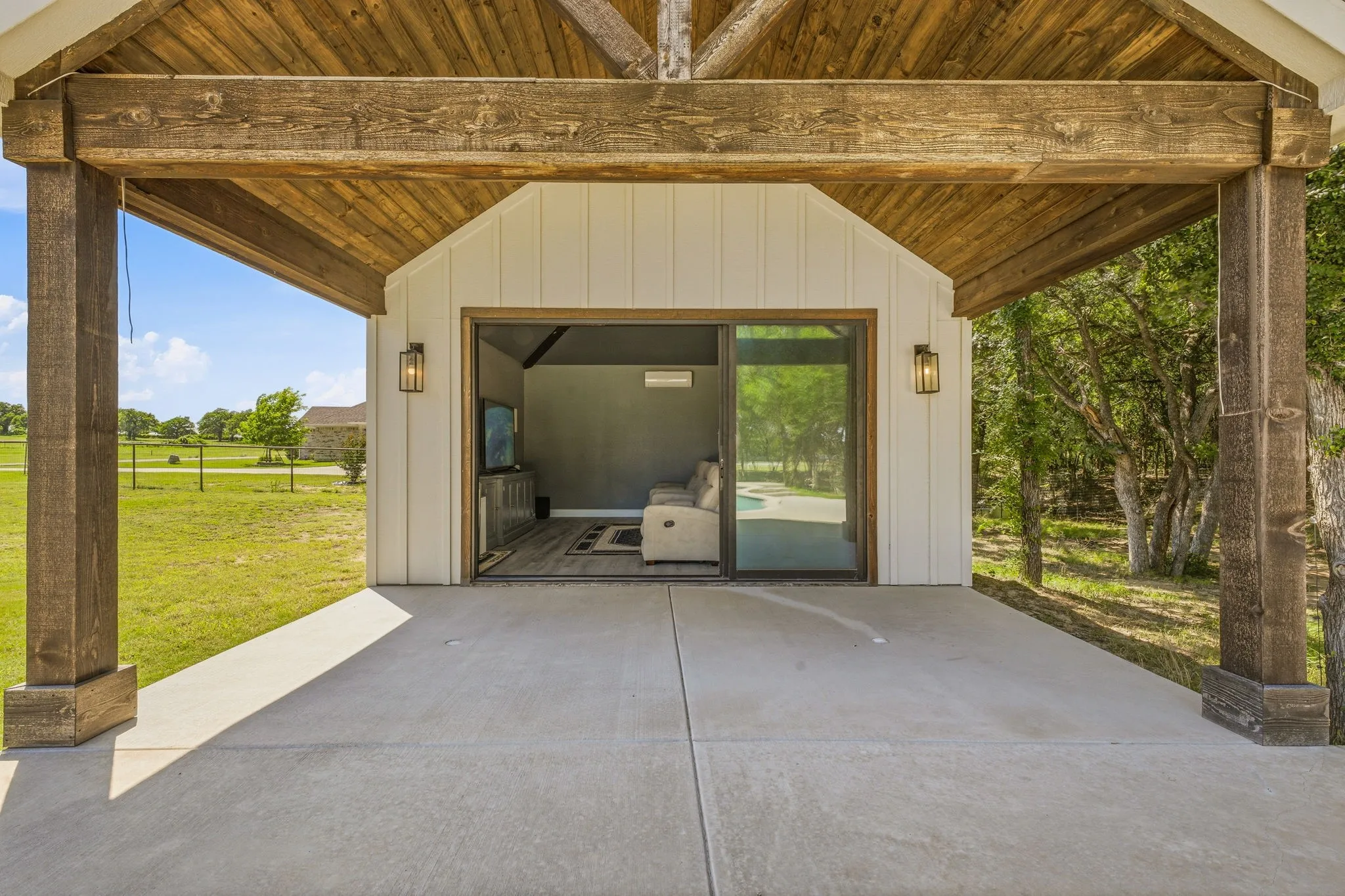 Single Family Residence For Sale in Parker County , 8681 Sari Strong Drive, Weatherford, Texas 76087, 5 Bedroom, 3 Bathroom, 3 Garage spaces, 2,723 Sqft, built in 2022, mls#21292886, Real Estate Agent in Weatherford, Homes For Sale in Parker county, Homes For Sale in Weatherford, Realtor in Weatherford Texas, Real Estate Brokerage Independent Realty Texas, Luminita Cordes Realtor