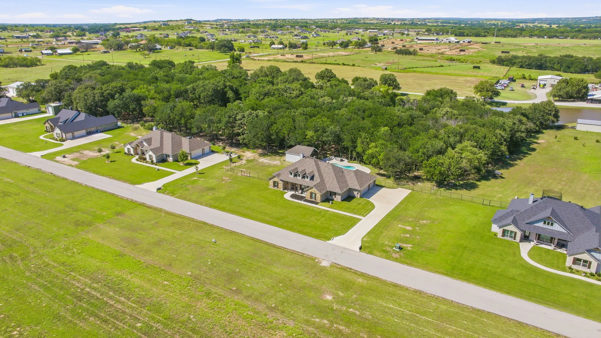 Single Family Residence For Sale in Parker County , 8681 Sari Strong Drive, Weatherford, Texas 76087, 5 Bedroom, 3 Bathroom, 3 Garage spaces, 2,723 Sqft, built in 2022, mls#21292886, Real Estate Agent in Weatherford, Homes For Sale in Parker county, Homes For Sale in Weatherford, Realtor in Weatherford Texas, Real Estate Brokerage Independent Realty Texas, Luminita Cordes Realtor
