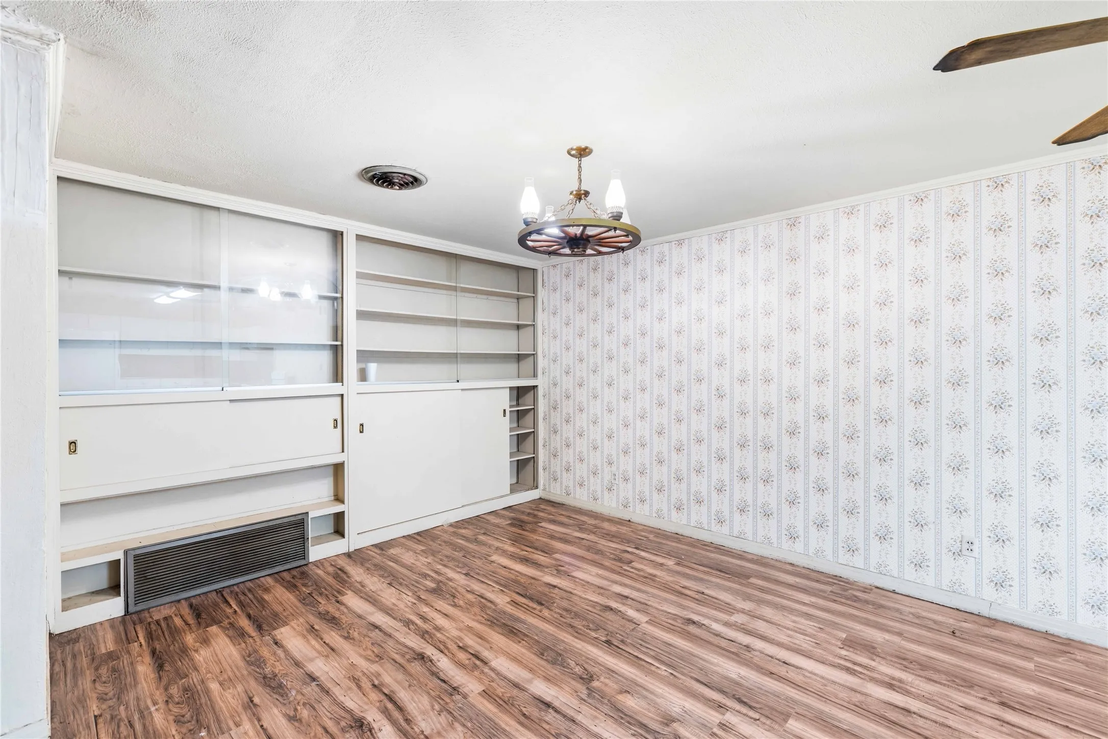 Single Family Residence For Sale in Comanche County , 500 E Ham Avenue, De Leon, Texas 76444, 4 Bedroom, 3 Bathroom, Garage spaces, 3,904 Sqft, built in 1951, mls#21293510, Real Estate Agent in De Leon, Homes For Sale in Comanche county, Homes For Sale in De Leon, Realtor in De Leon Texas, Real Estate Brokerage Independent Realty Texas, Luminita Cordes Realtor