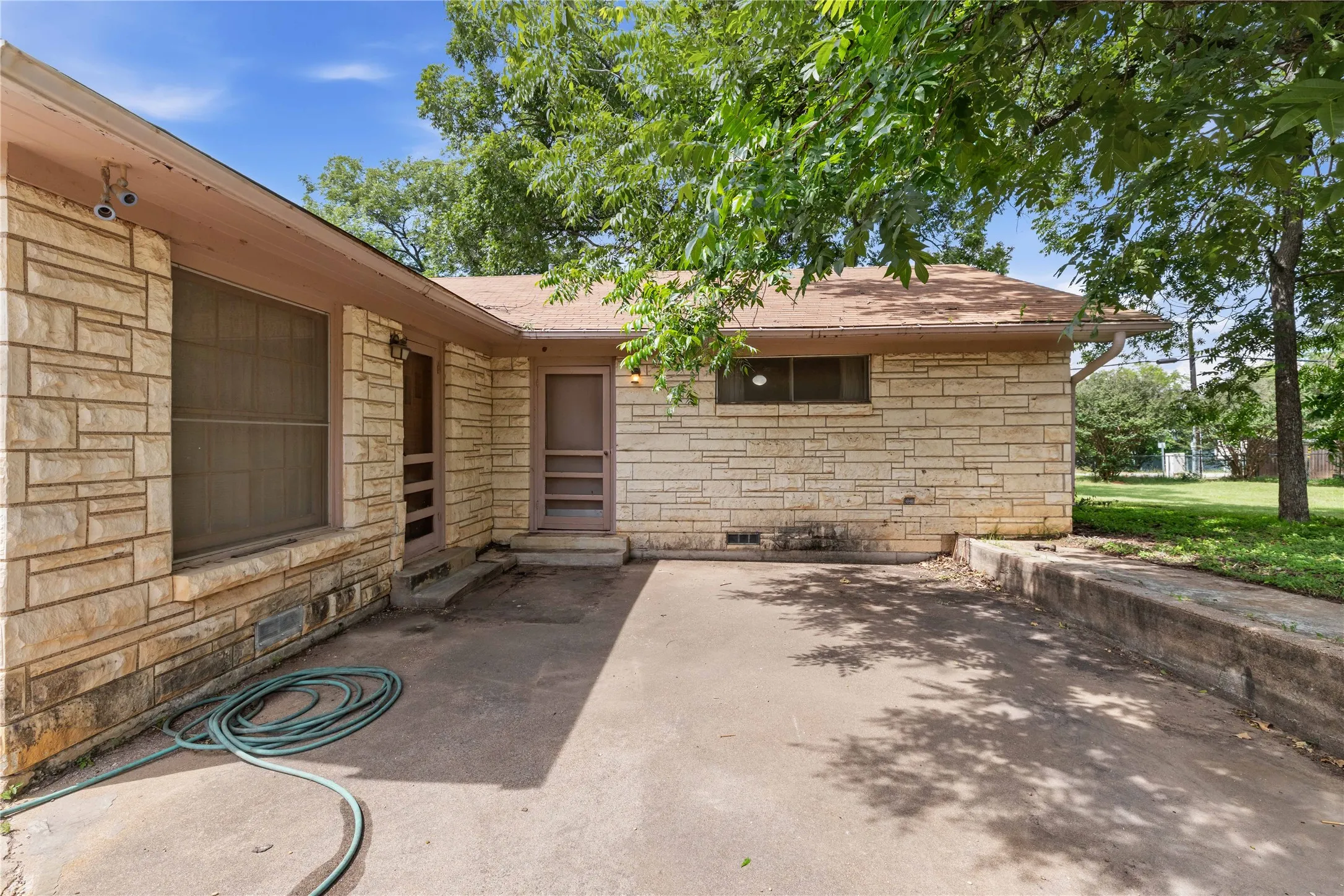 Single Family Residence For Sale in Comanche County , 500 E Ham Avenue, De Leon, Texas 76444, 4 Bedroom, 3 Bathroom, Garage spaces, 3,904 Sqft, built in 1951, mls#21293510, Real Estate Agent in De Leon, Homes For Sale in Comanche county, Homes For Sale in De Leon, Realtor in De Leon Texas, Real Estate Brokerage Independent Realty Texas, Luminita Cordes Realtor